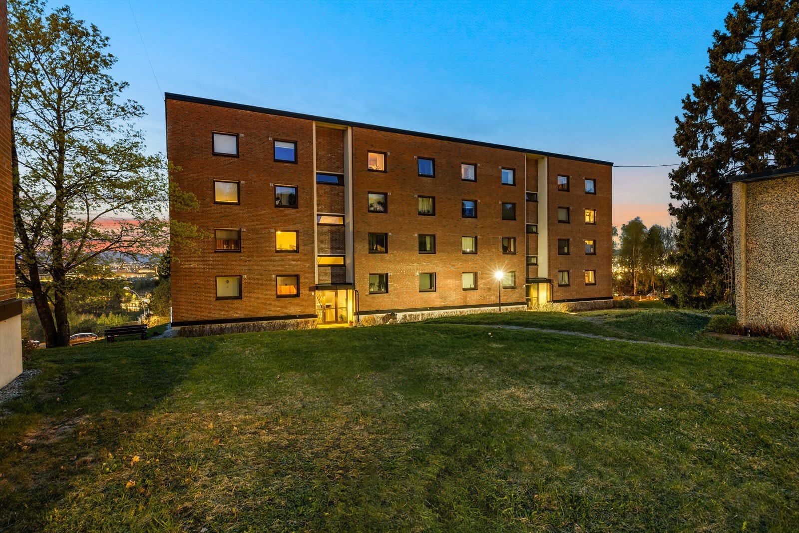 Smalvollskogen er et veletablert borettslag tilknyttet OBOS, med store grøntområder. Galleribilde