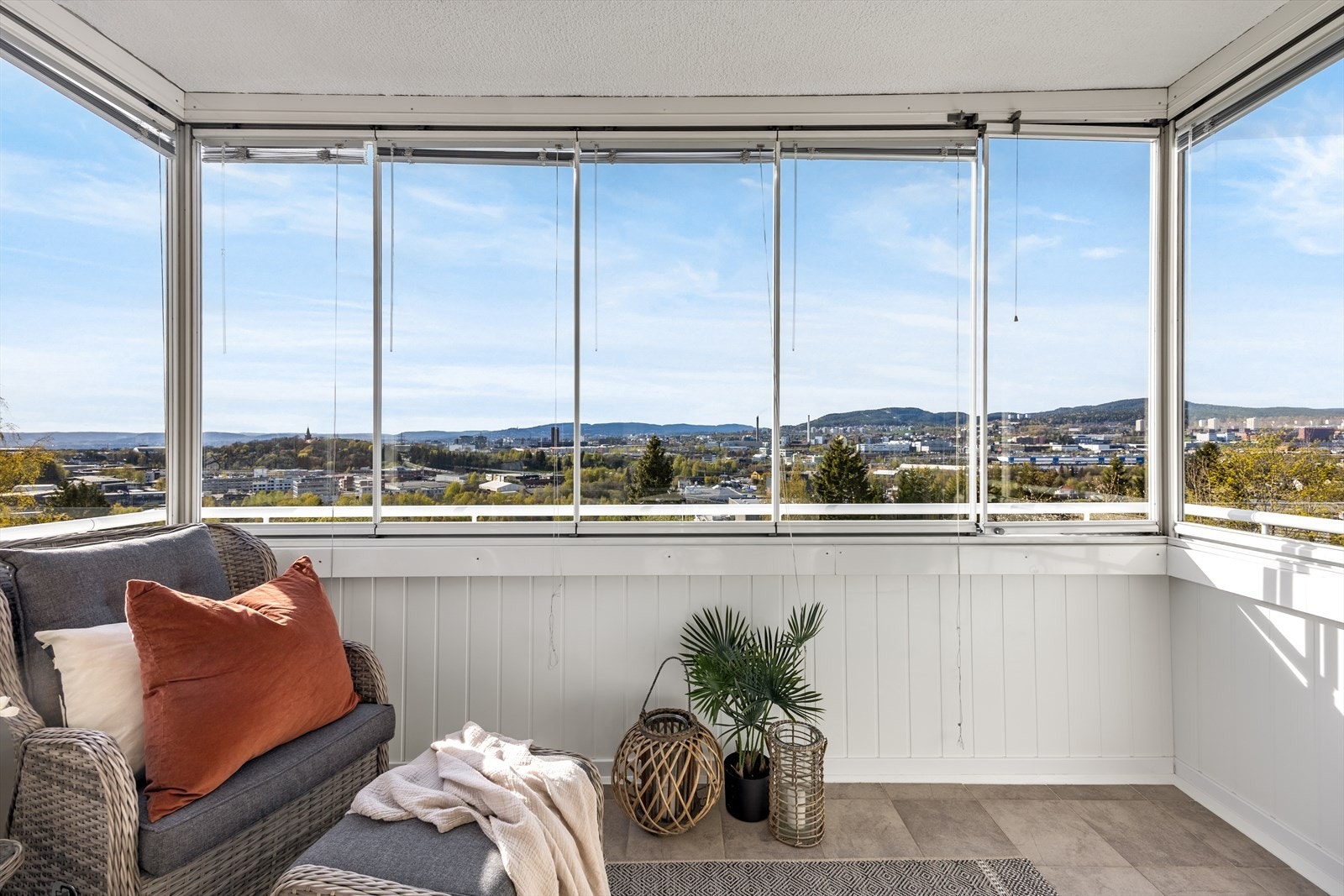 Balkongen er innglasset, noe som gir en lun og skjermet uteplass. Galleribilde