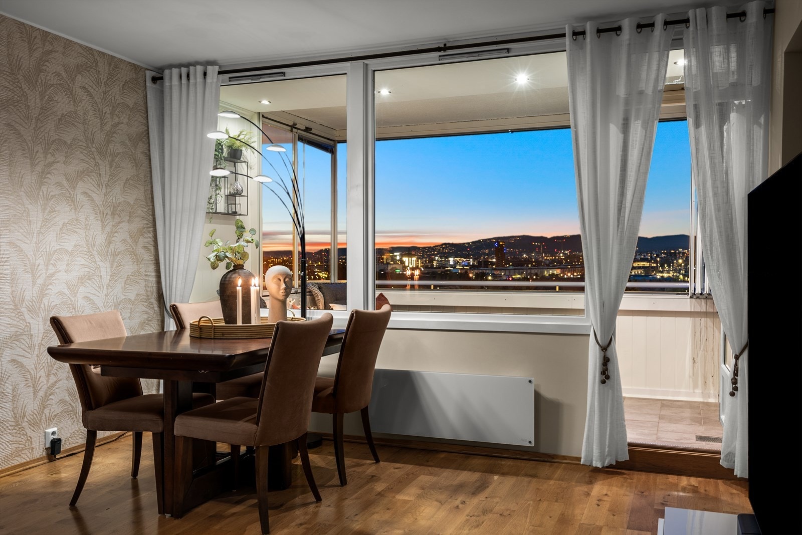 Velkommen til en romslig 3-roms med fantastisk utsikt og god intern beliggenhet. Galleribilde