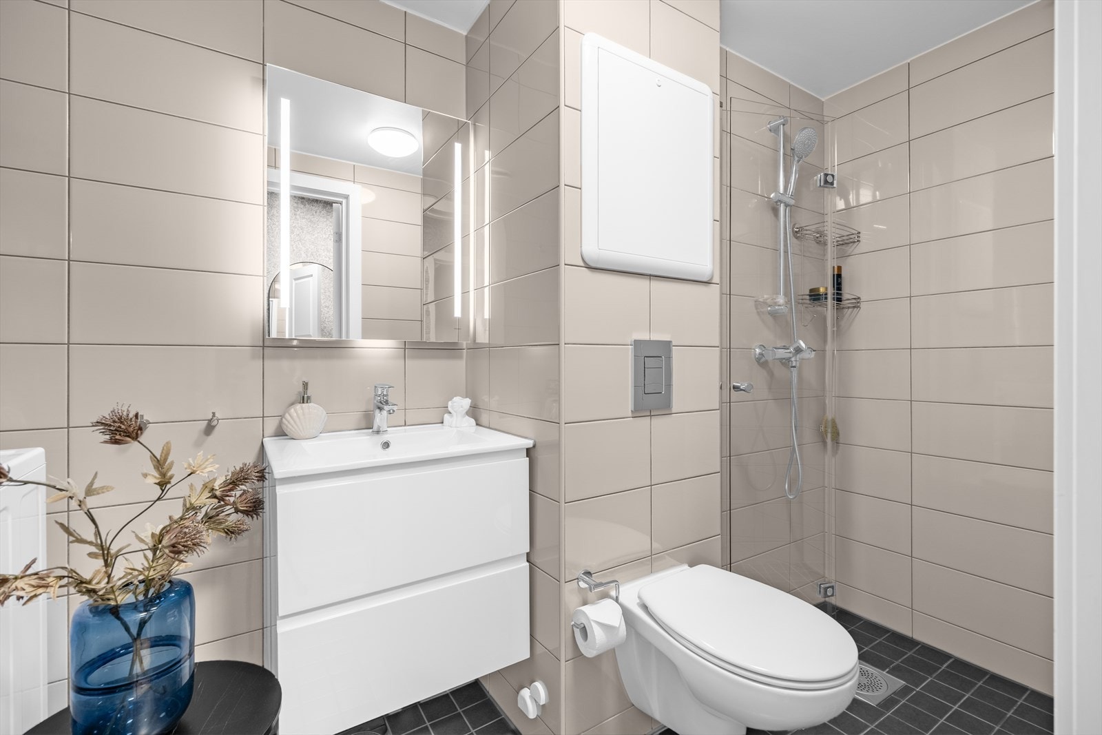Badet ble pusset opp i 2022 med fliser på gulv og vegger, samt elektrisk gulvvarme. Galleribilde