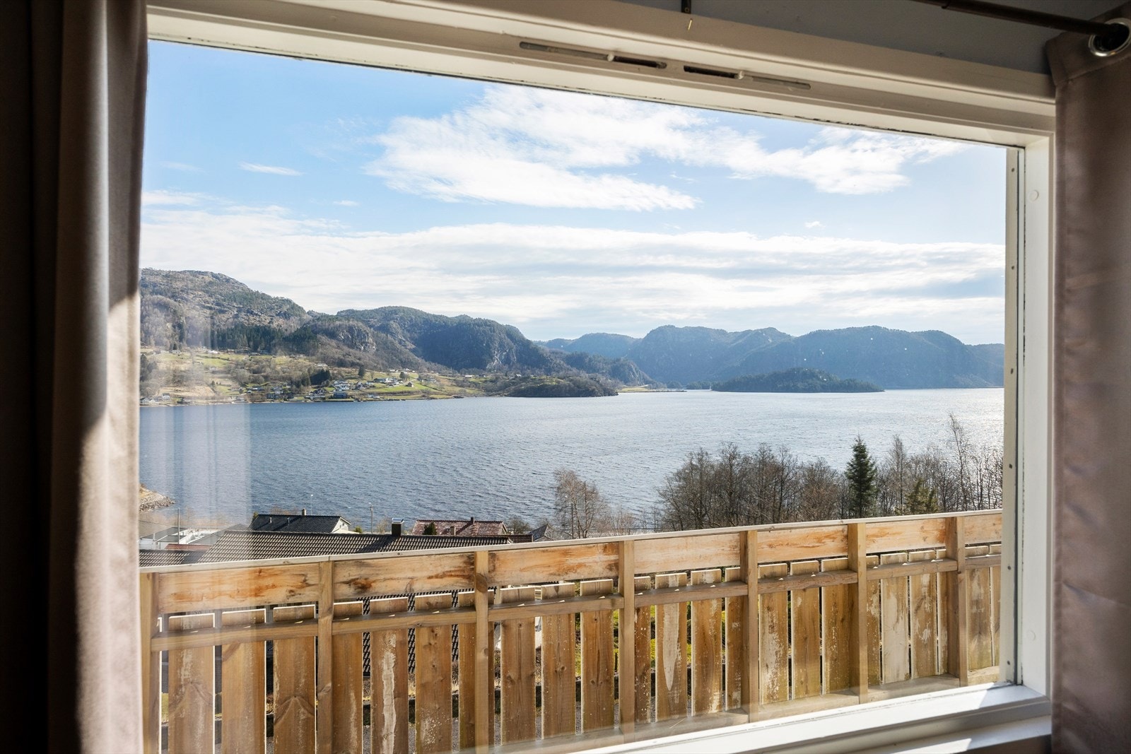 Utsikten blir en integrert del av stuen. Glassene i stuevinduene ble skiftet i 2013, og rammer inn landskapet. Galleribilde