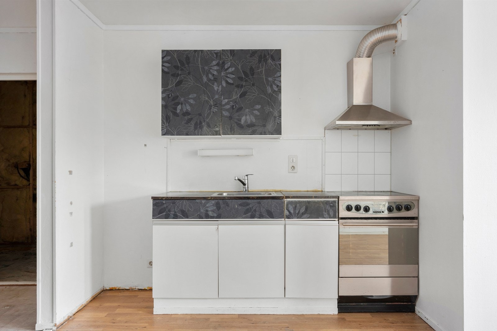 Hybelen i underetasjen har en egen kjøkkenkrok med glatte fronter, laminert benkeplate og kjøkkenventilator. Galleribilde