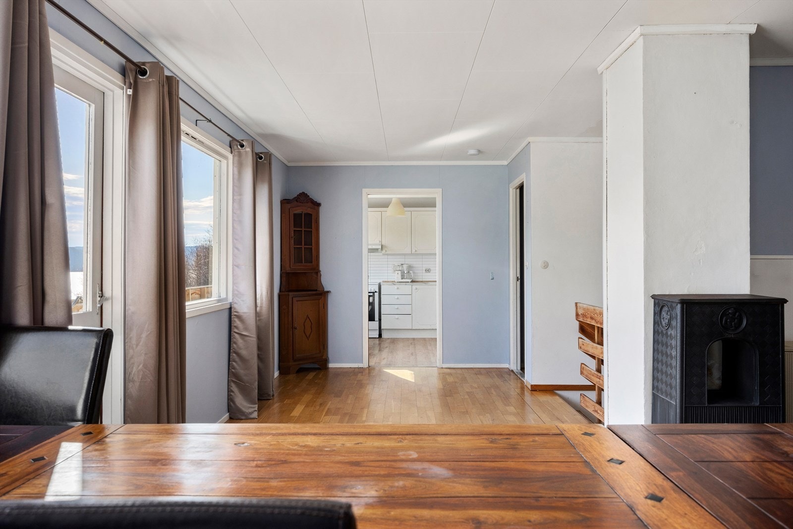 Gulvene i stuen er belagt med parkett. Galleribilde