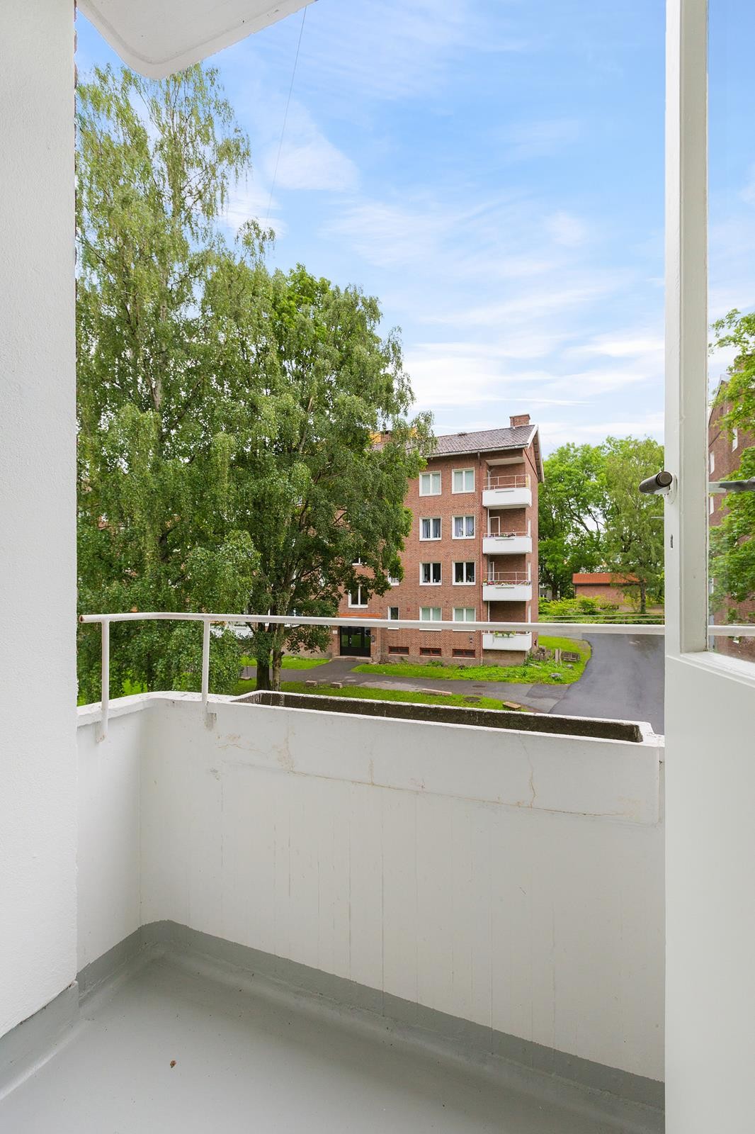 Utgang til østvendt balkong fra stue Galleribilde