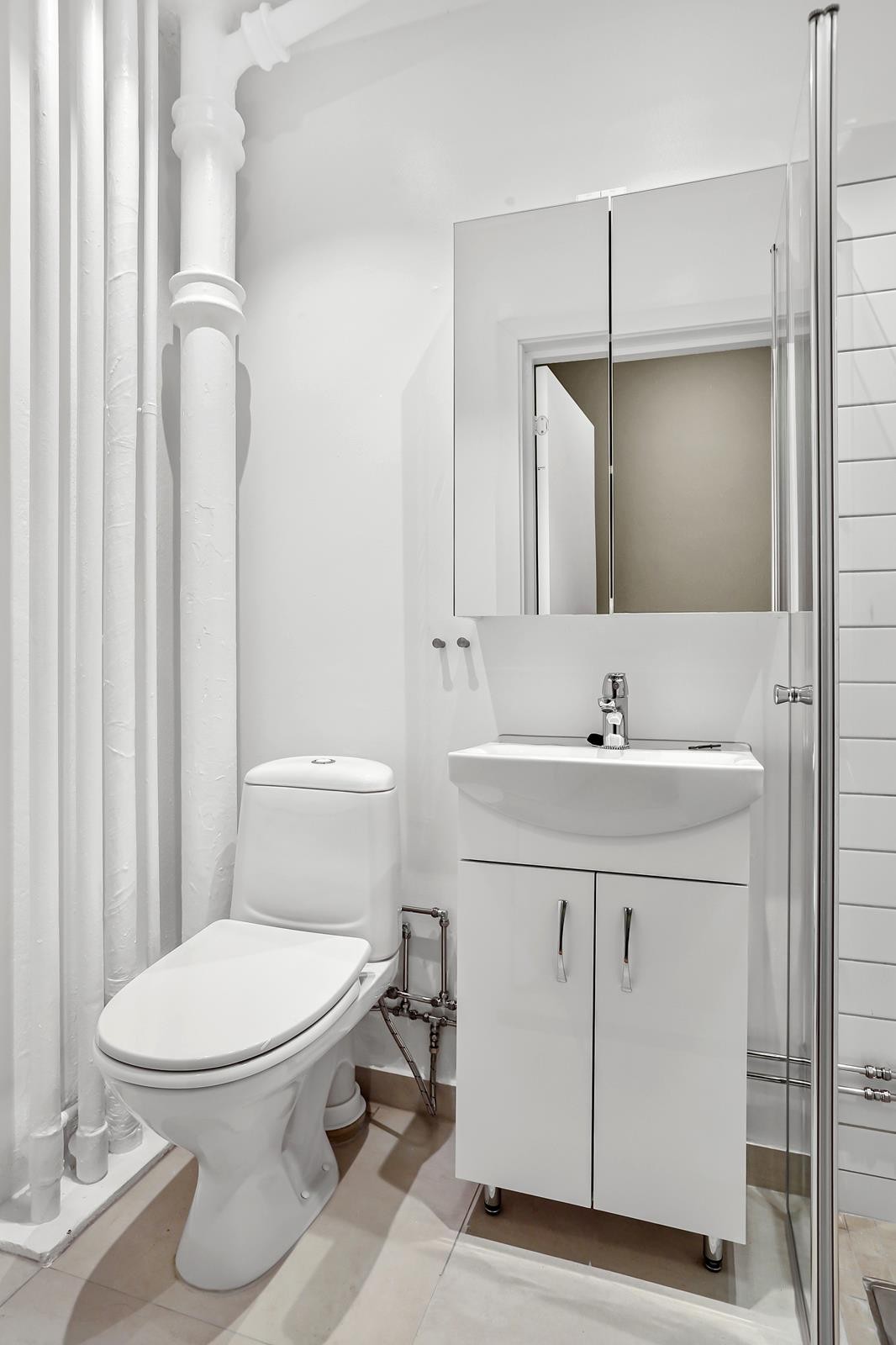 Pent flislag bad med dusjnisje, servant og wc Galleribilde