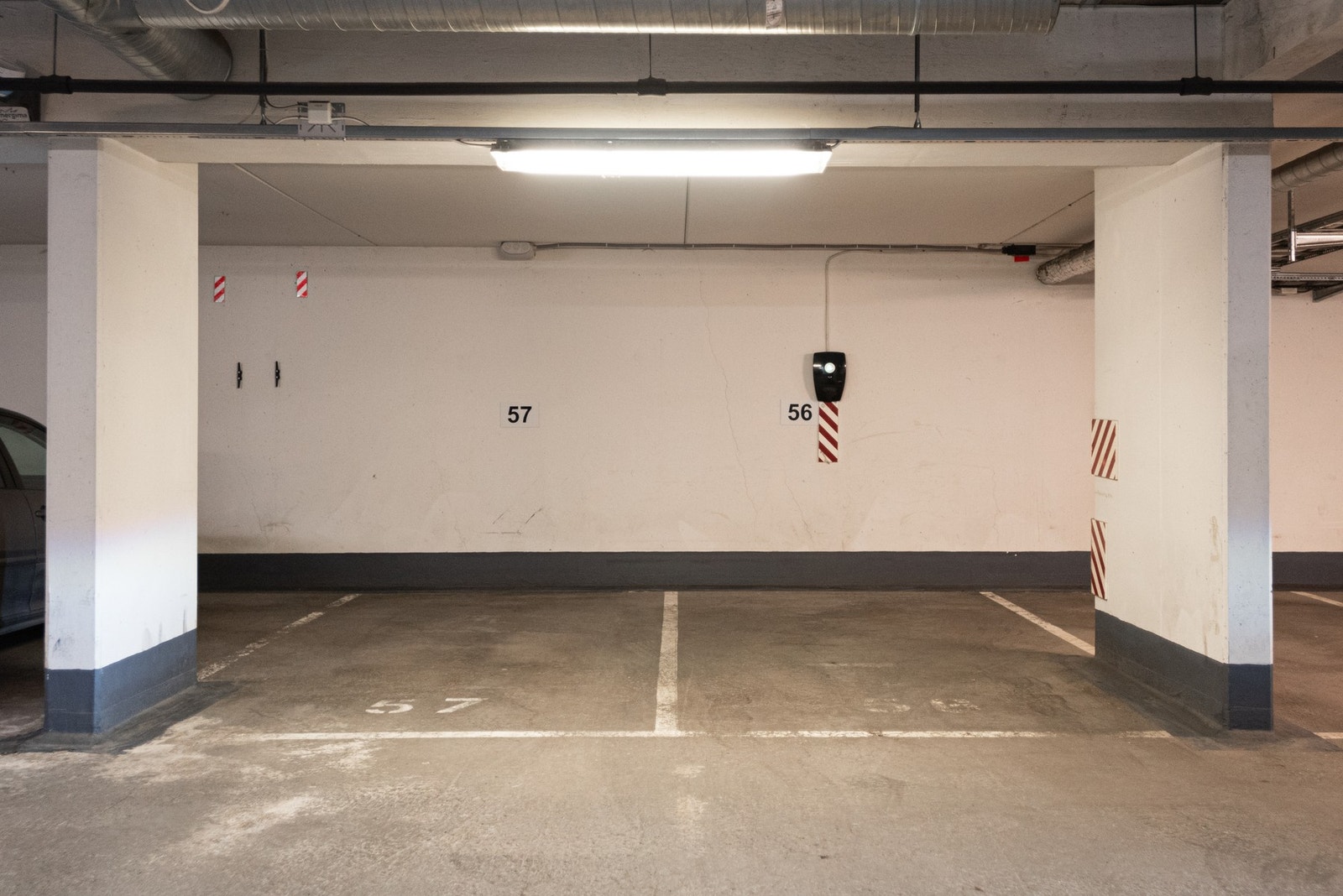 Medfølger garasjeplass, dette er en av de nærmeste plassene leiligheten - meget praktisk ( ca 20 sekunder til bilen ). Det er også gjesteparkering i sameiet. Galleribilde