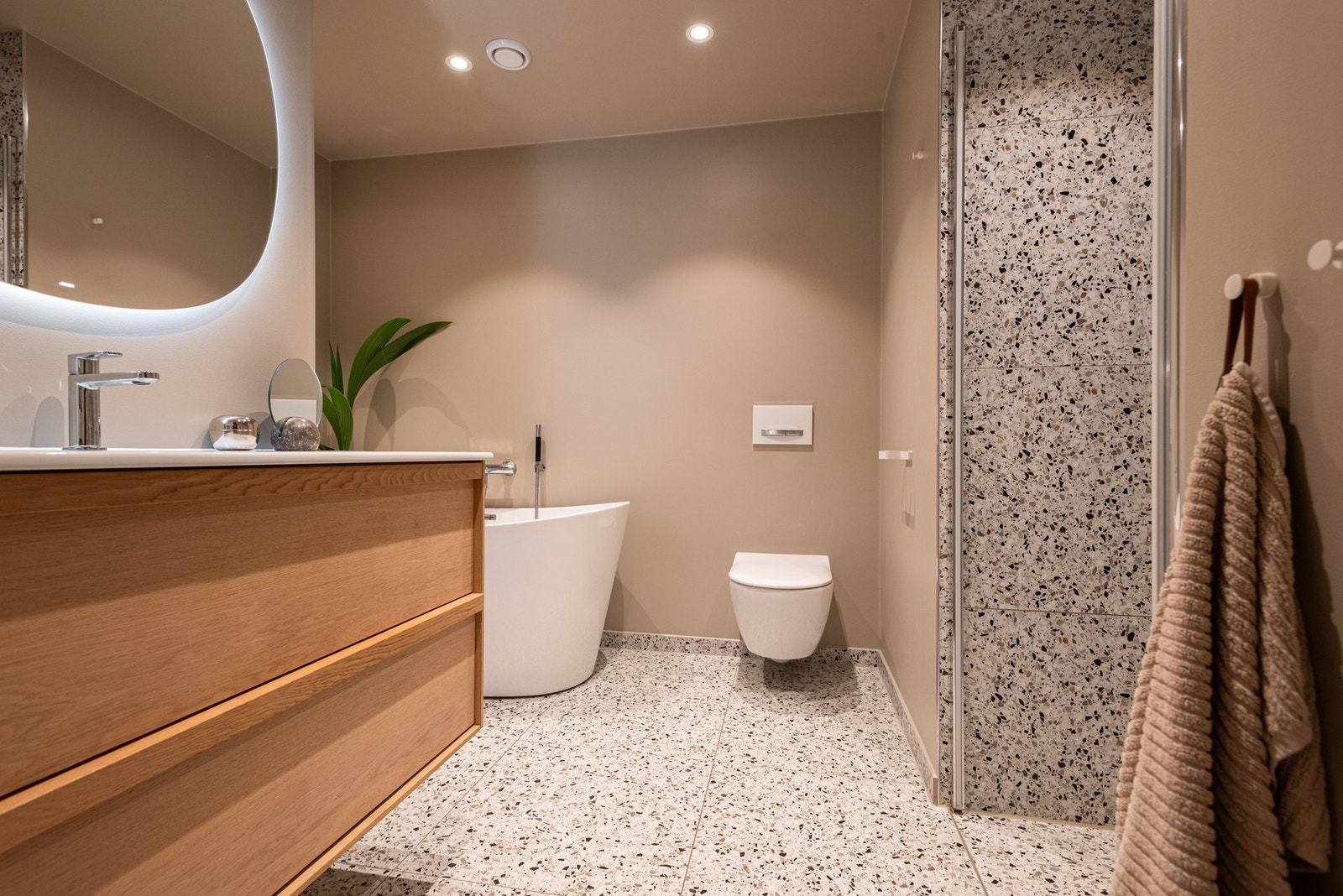 Gulvvarme, LED downlights med dim-to-warm og avtrekksventil i himling. Galleribilde