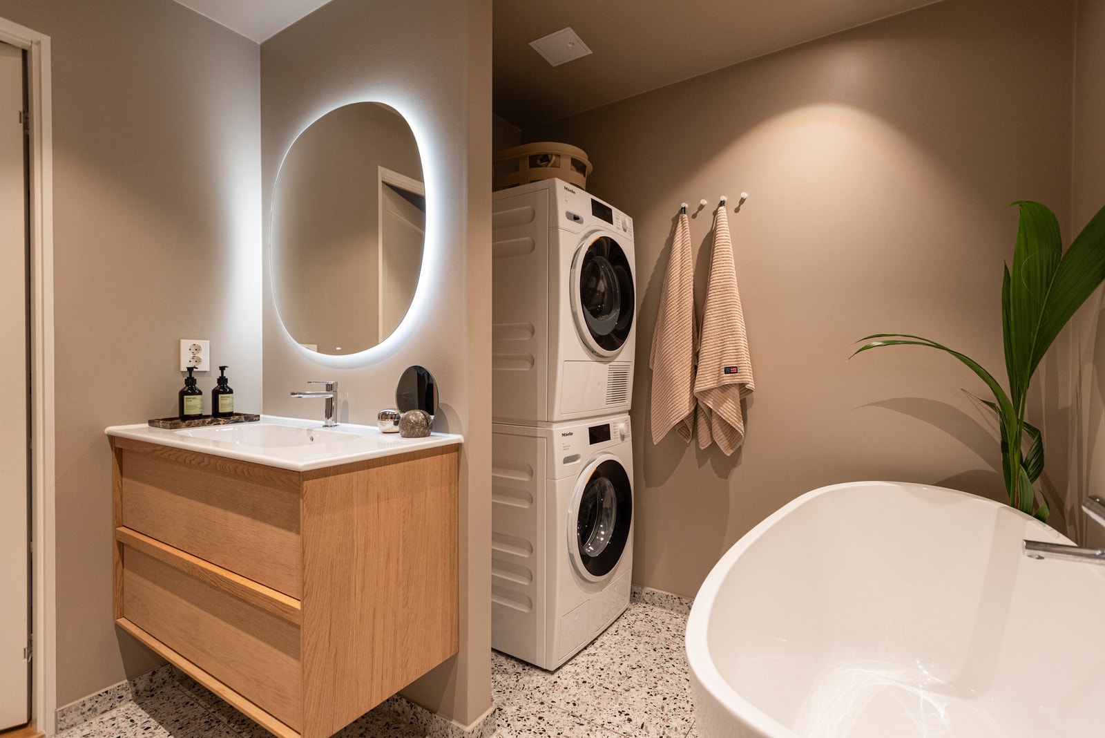 Det er gjenstående 6 års garanti på badet og dokumentasjon for oppussing foreligger. Galleribilde