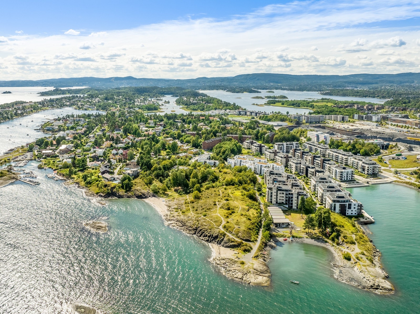 Her bor du med Rolfsbukta, brygge, badeområder og sjøen like utenfor døren! Galleribilde