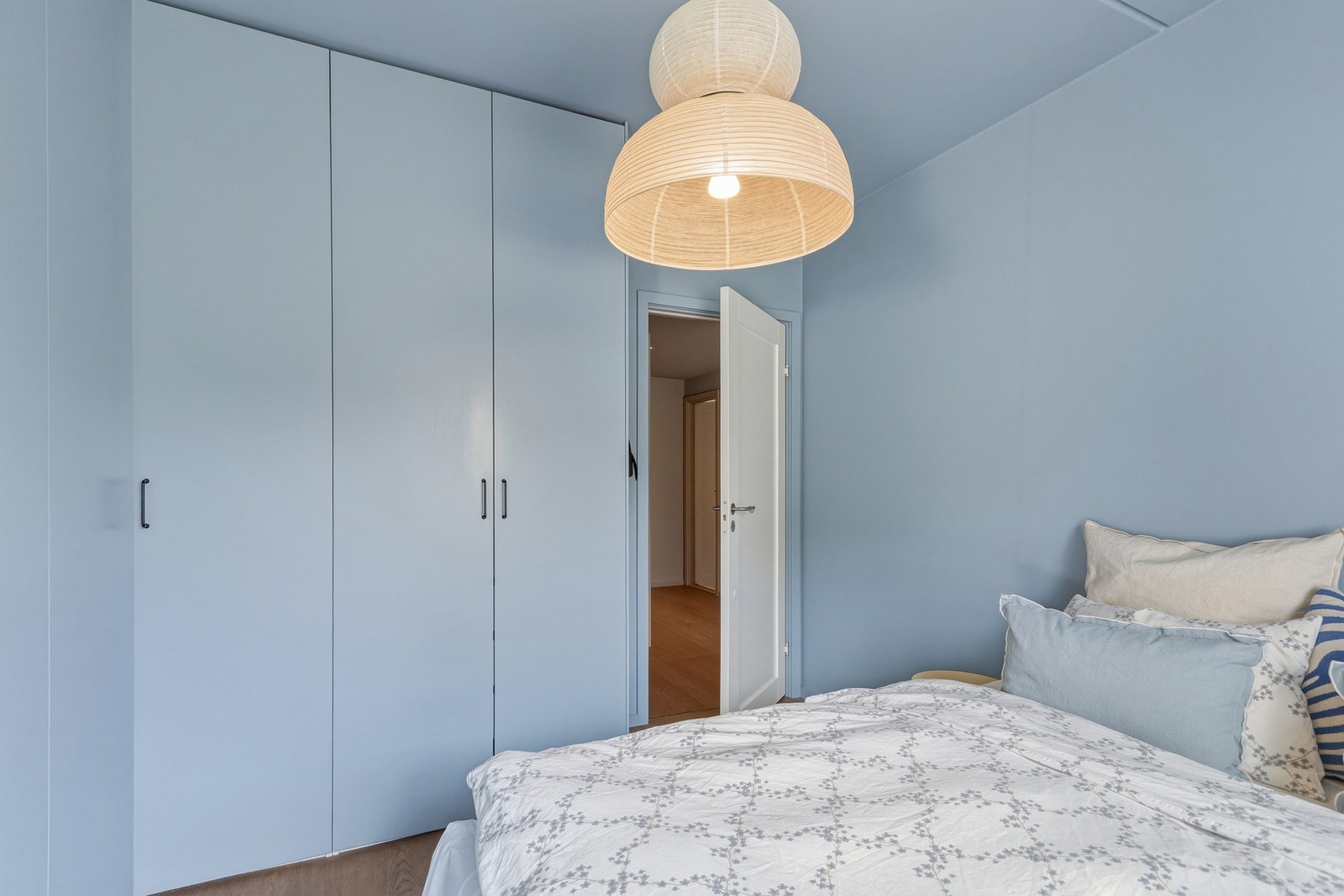 Rommet har romslig garderobe med spesialtilpassede fronter fra gulv til tak. Det er også lagt opp til strøm ved garderoben, med stikk på hver side samt mul. for etablering av uttak inni skapet. Galleribilde