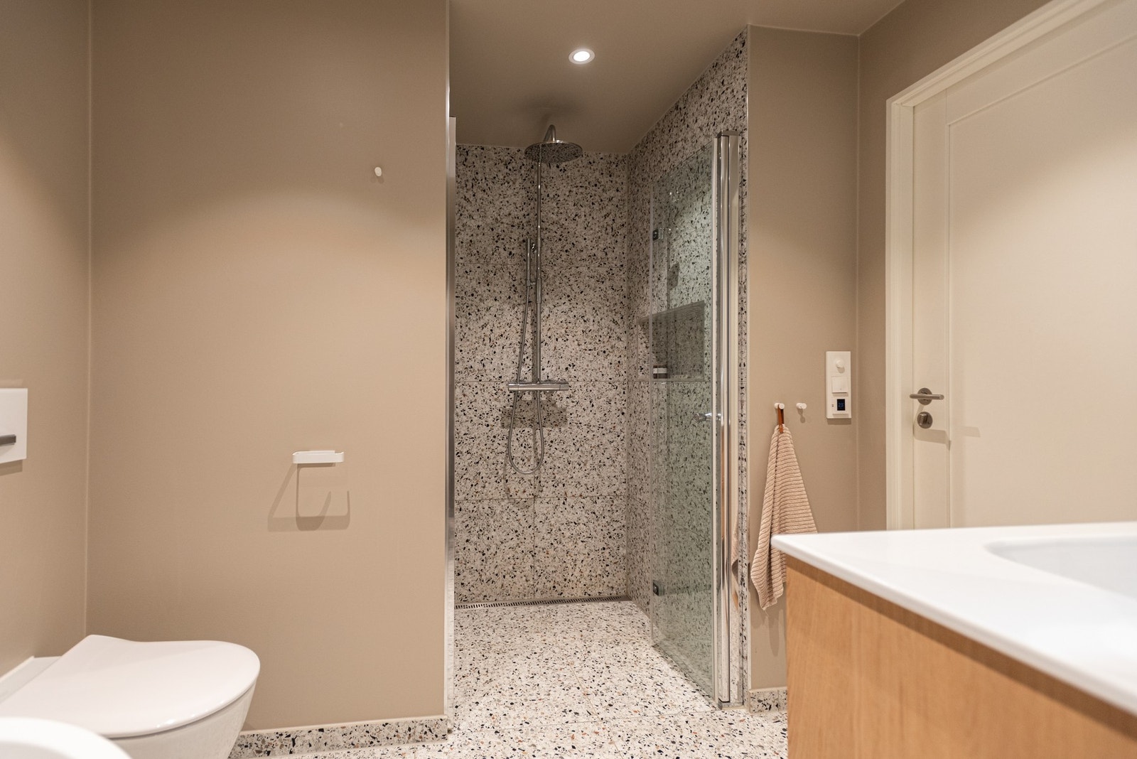 Badet har lekre Modena Terrazzo keramiske fliser og et stilsikkert preg. Galleribilde