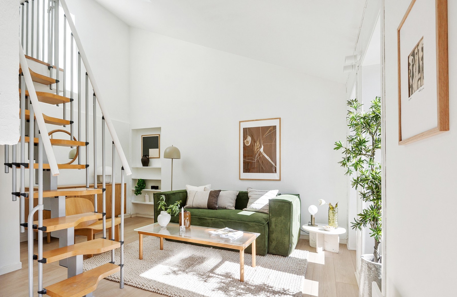 Romslig stue med god plass til både sofagruppe og diverse møblement. Galleribilde
