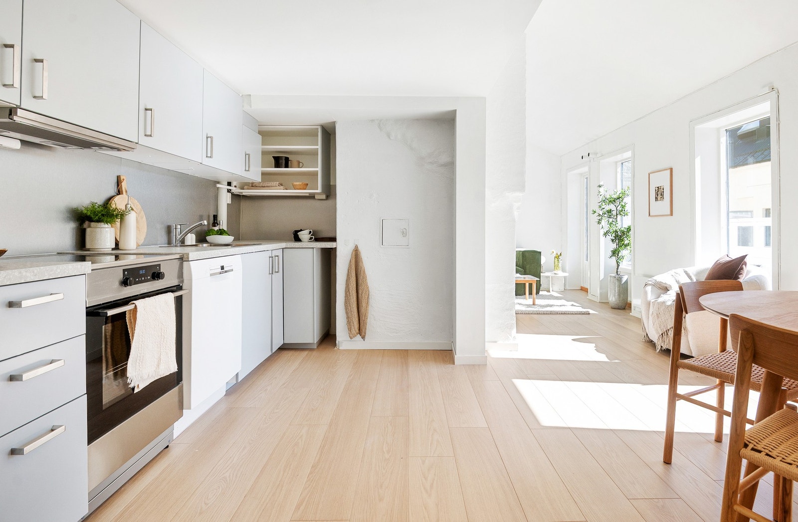 Praktisk kjøkkeninnredning fra 2023 med glatte fronter og slitesterk laminat benkeplate, samt mye skapplass. Galleribilde