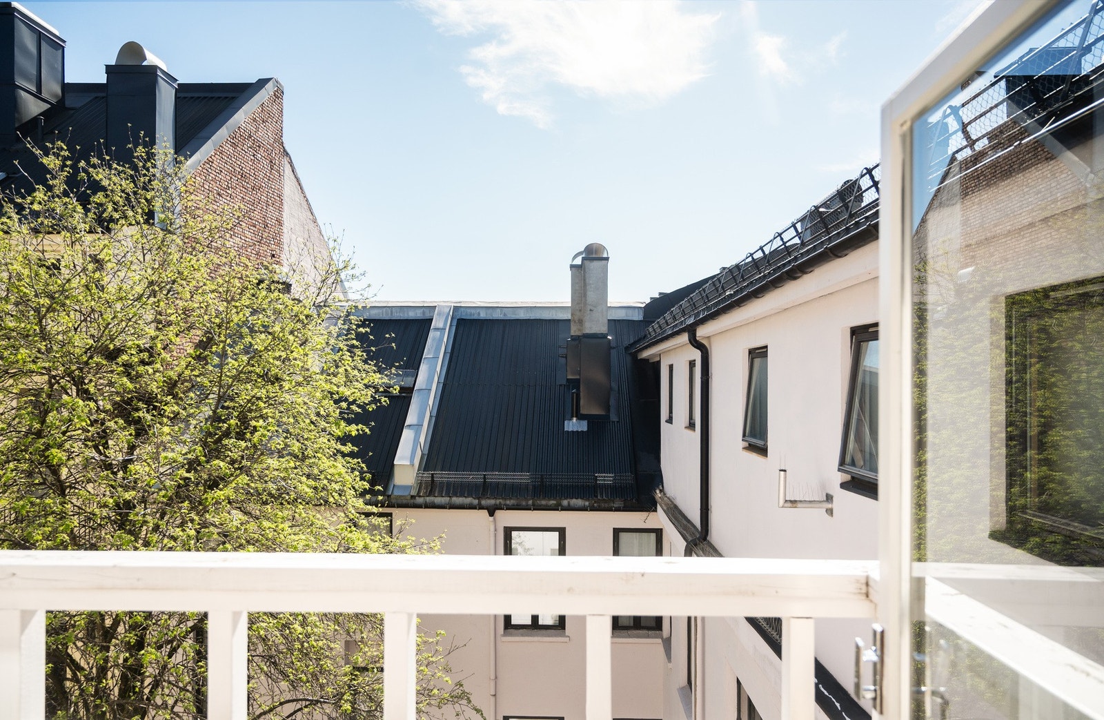 Utsyn mot frodige omgivelser og hyggelig gårdsrom. Galleribilde