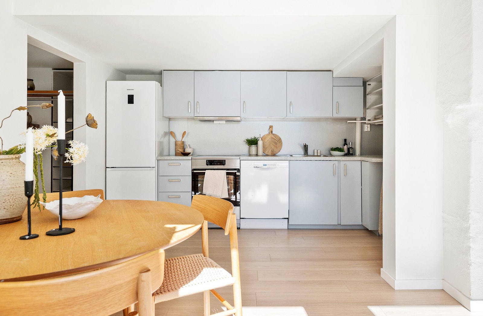 Kjøkkenet er bestående av stekeovn, platetopp, kombiskap, oppvaskmaskin, kum i rustfritt stål og utstyrt med vannstopper og komfyrvakt. Galleribilde