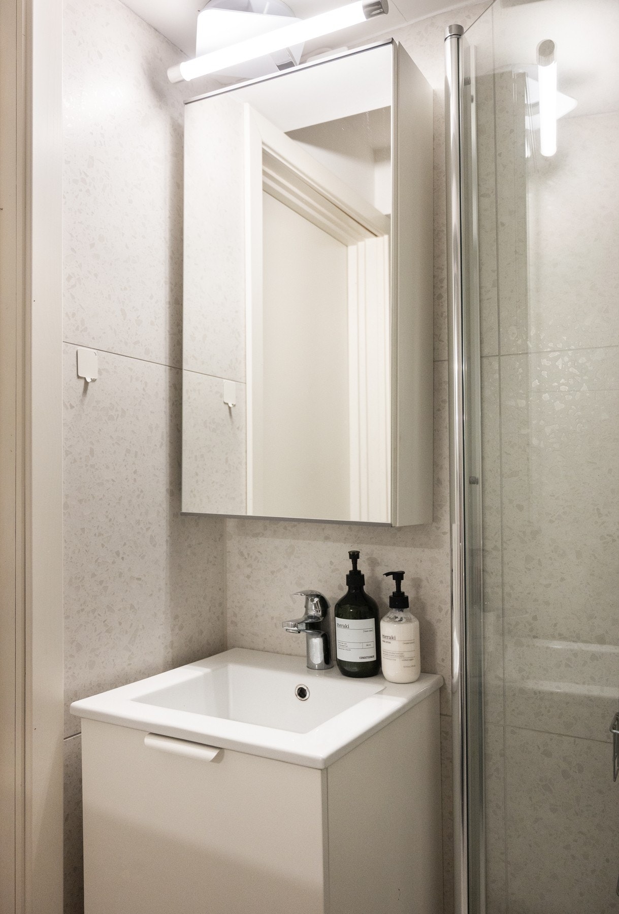 Praktisk overskap med speil og lys i forbindelse med oppgraderingen av badet. Galleribilde