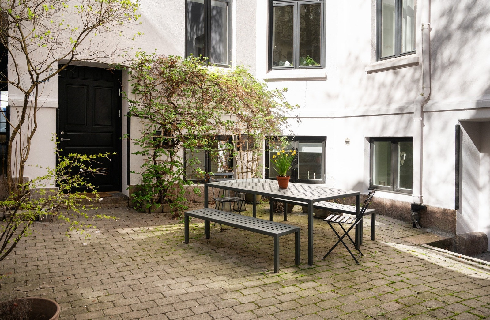 Sjarmerende gårdsrom. Galleribilde