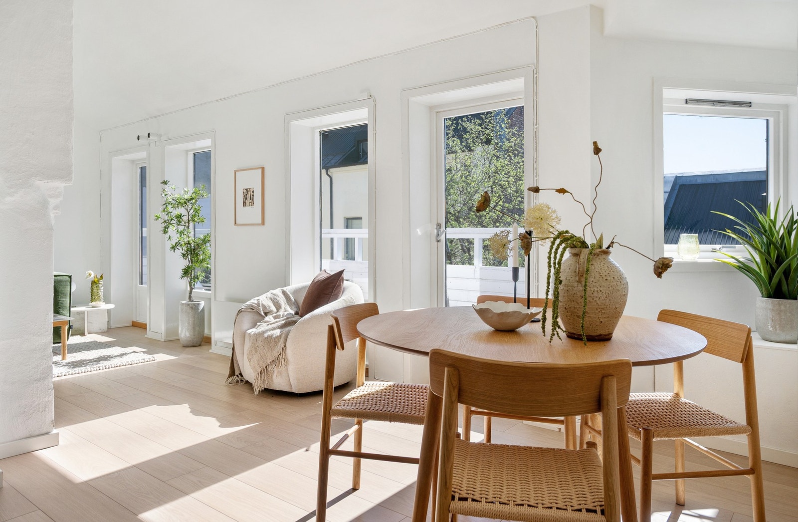 Velkommen til Haxthausens gate 7B, en solrik loftsleilighet presentert av Carl Andersen Lunde i Tinholt Eiendomsmegling! Galleribilde
