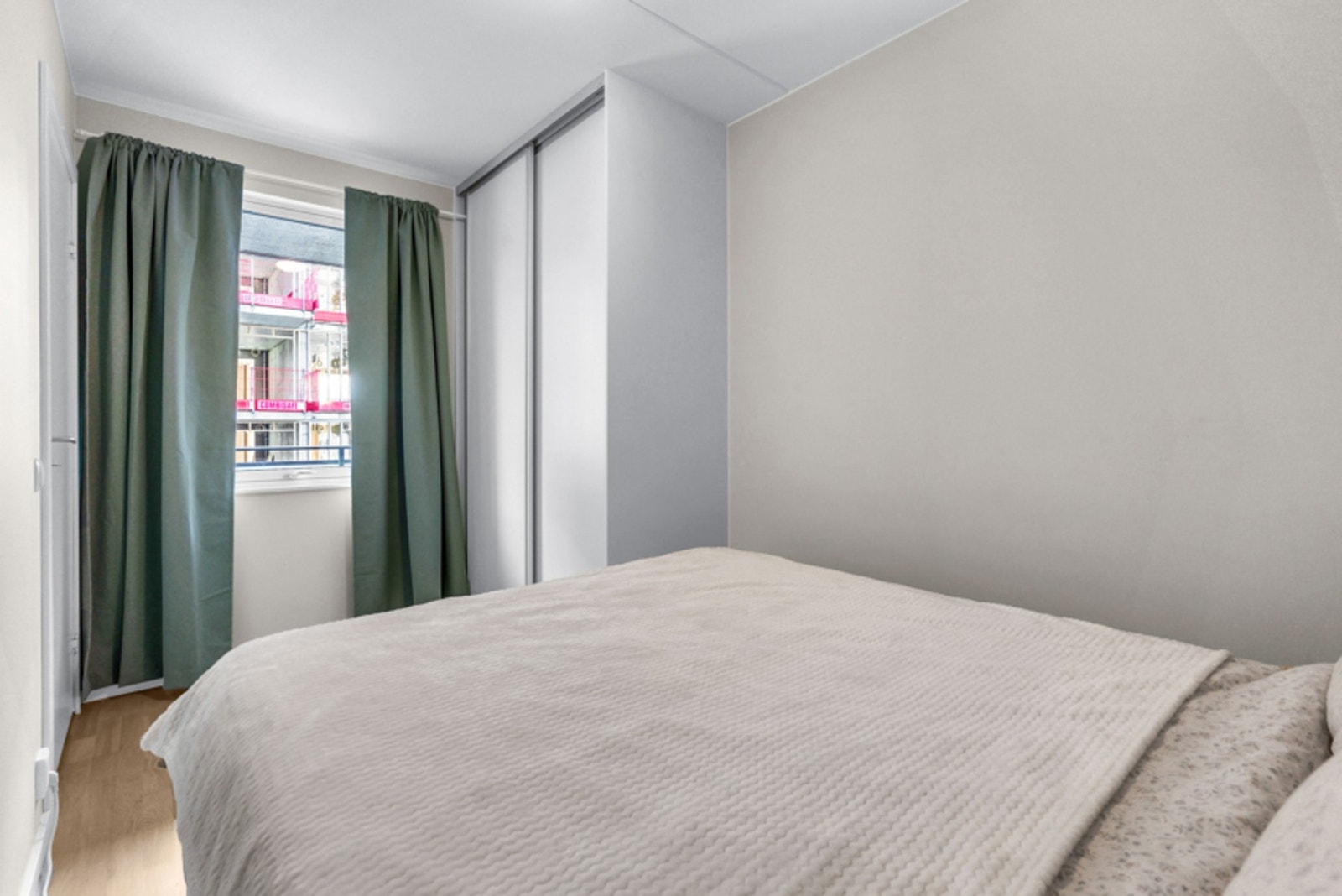 Det er satt inn skyvedørsgarderobe for klær og annet tilbehør. Galleribilde
