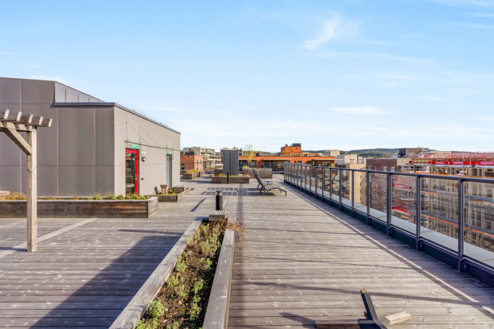 Beboerne har tilgang på en stor og solrik takterrasse. Galleribilde