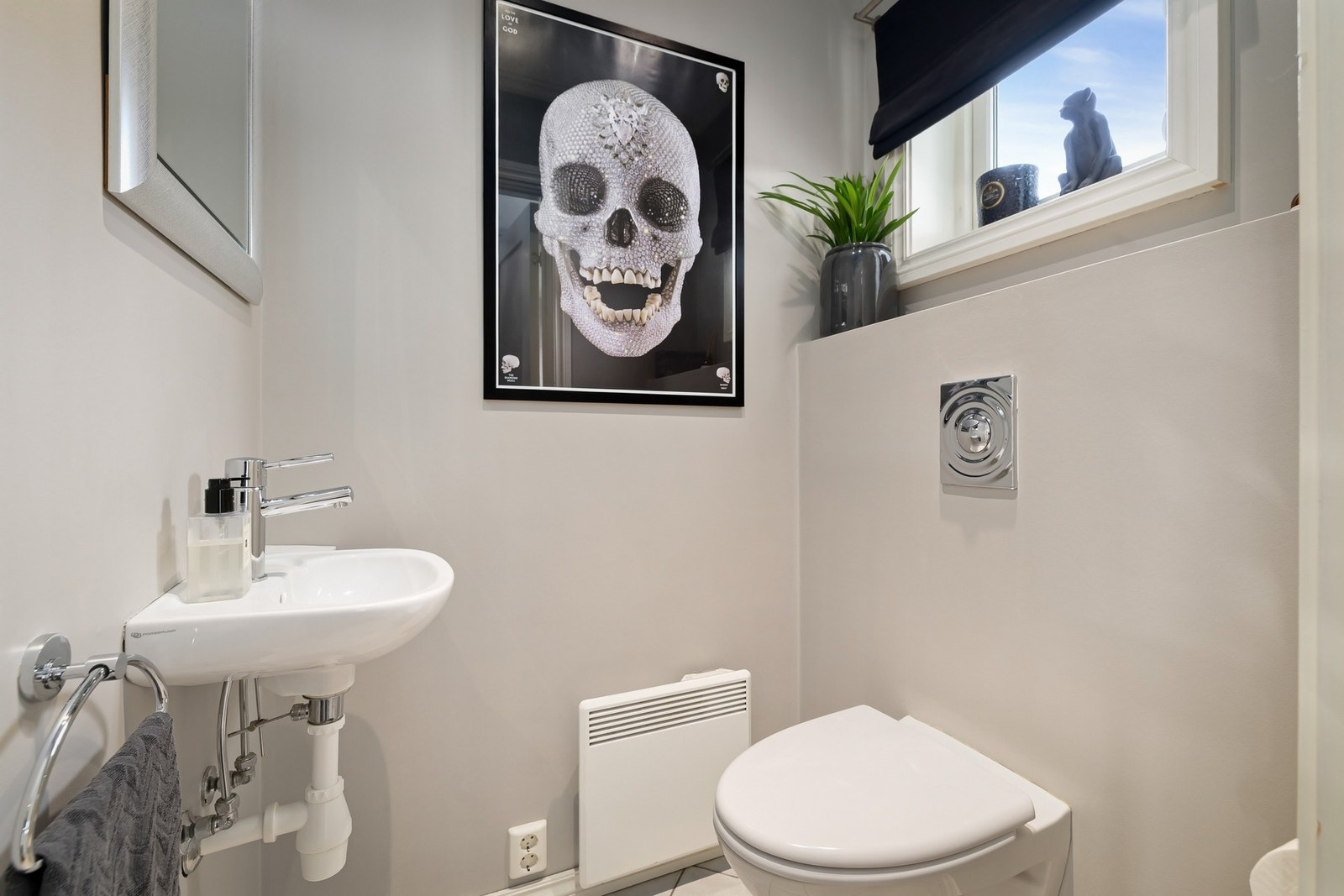 Gjeste toalett i hovedetasjen. Galleribilde