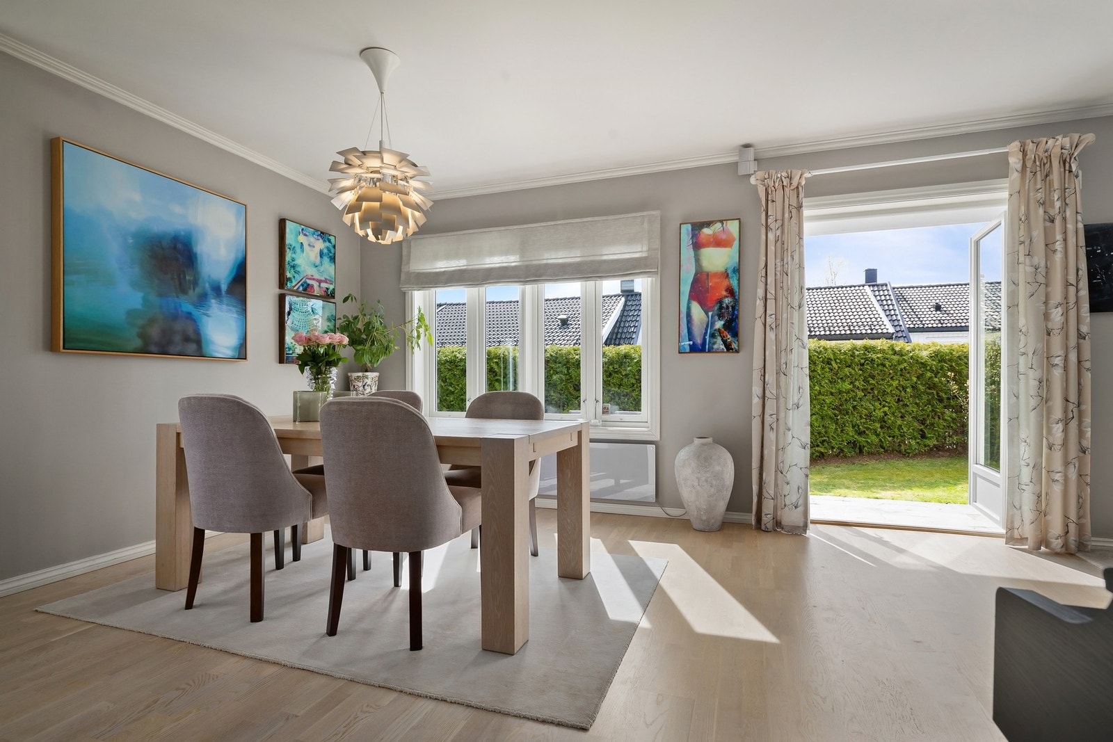 God plass til romslig spisegruppe i stuen. Galleribilde