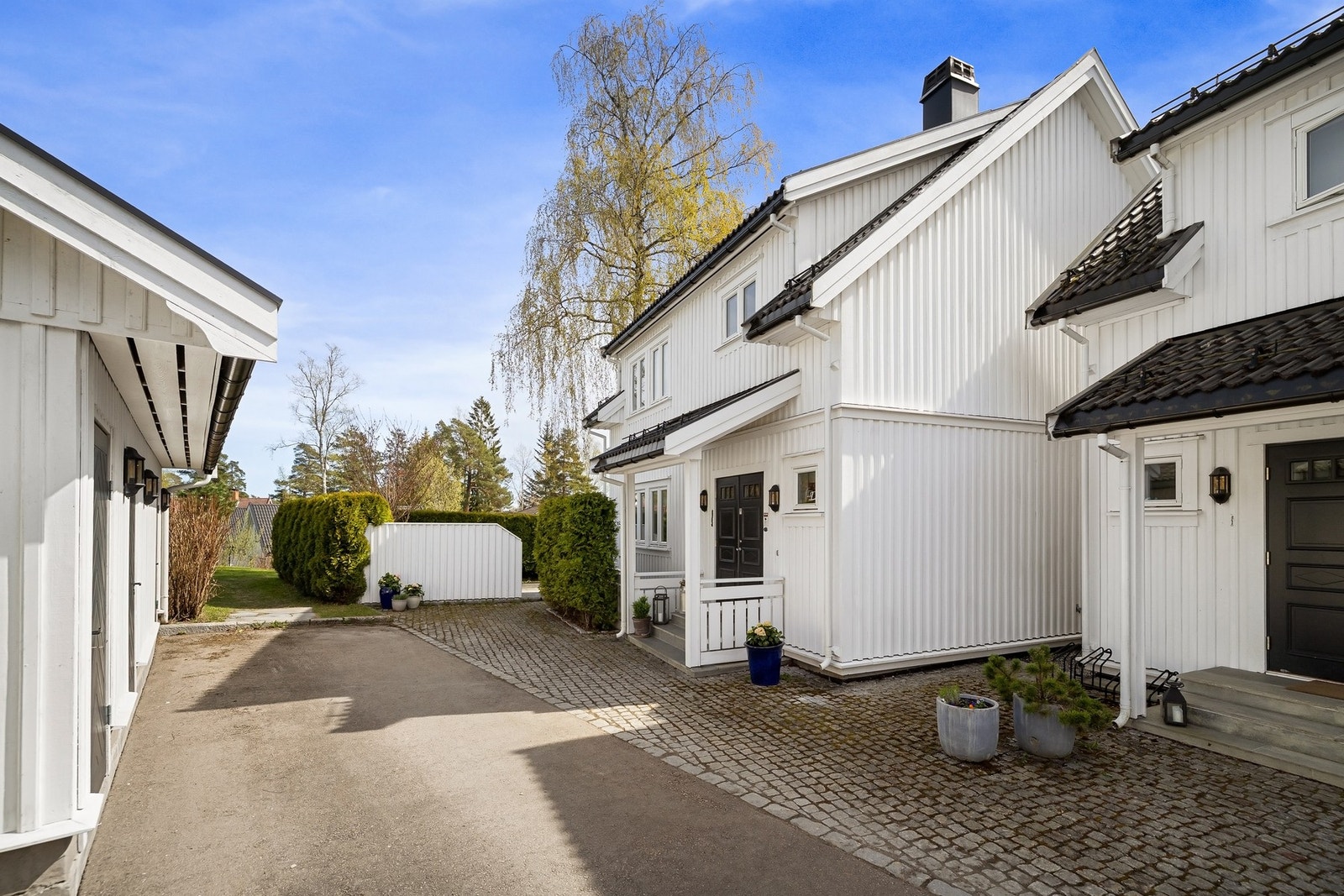 Boligen disponerer en romslig og praktisk sportsbod i nær tilknytning til hoved inngangen. Galleribilde