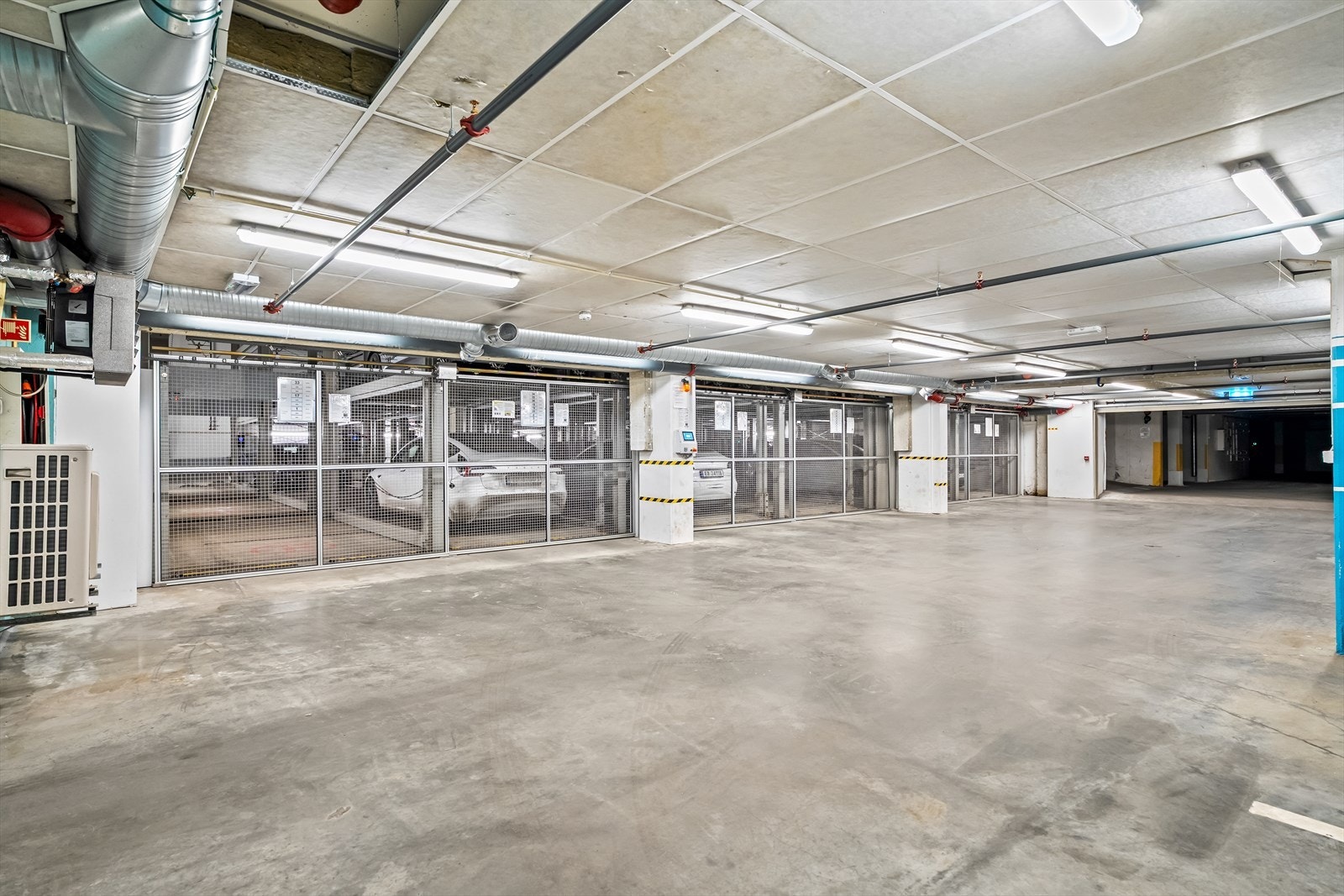 Det medfølger 1 plass i felles garasjeheis i kjelleren, nr. 26, i oppvarmet anlegg. Det er montert elbillader på garasjeplassen. Galleribilde