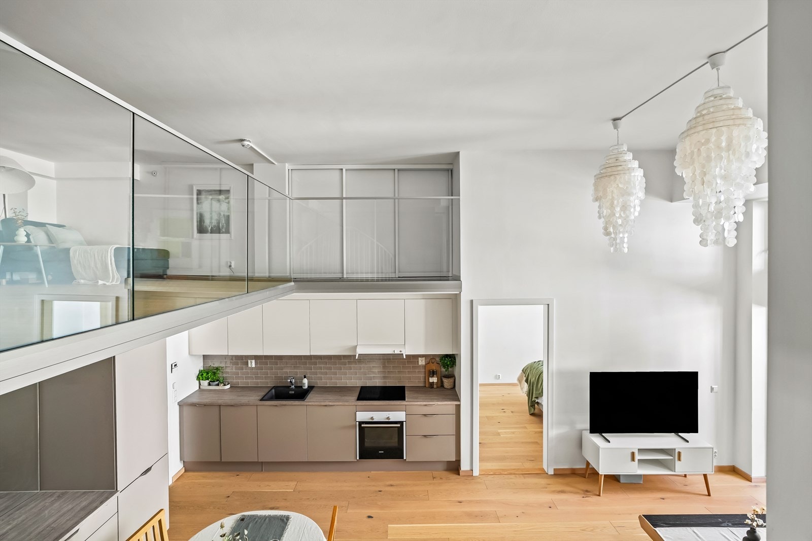 På hemsen er det montert skyvedører i frostet glass som adskiller deler av hemsen. Dette gir gode muligheter for fleksibel bruk. Galleribilde