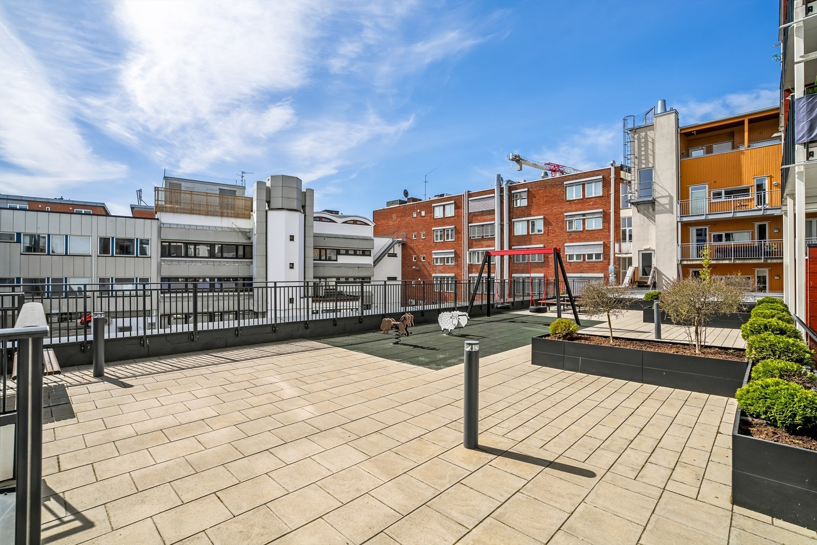 Tilknyttet sameiet finner du, i 2. etasje, et flott atrium med nydelige solforhold. Terrassen er fellesareal kun for boligseksjonene. Galleribilde