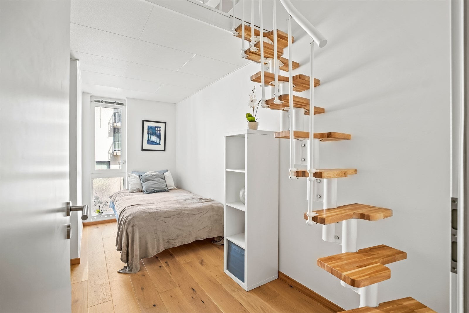Soverom 2 har god plass til seng, nattbord og garderobe. Galleribilde