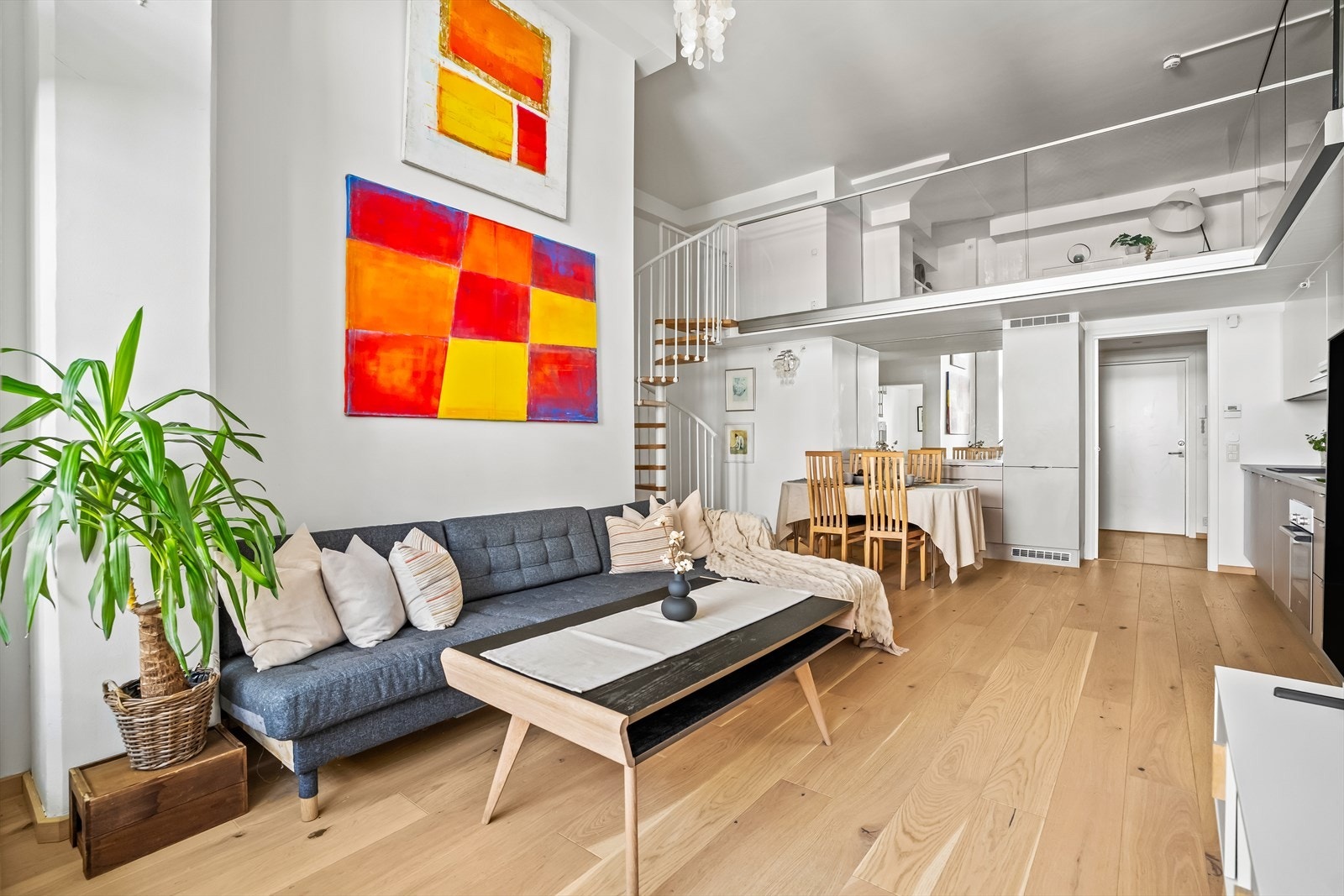 Stuen oppleves som romslig, med en naturlig inndeling i to soner; én sone for spiseplass og én sone med god plass til sofa og TV. Galleribilde