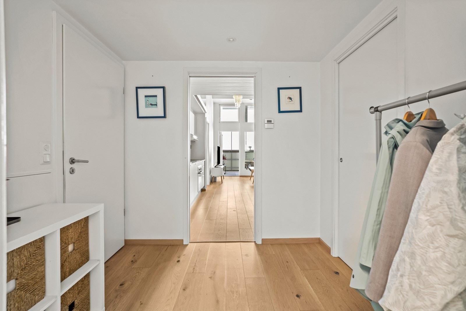 Entréen gir et lyst og ryddig førsteinntrykk, med parkett på gulvet og adkomst til blant annet en romslig innvendig bod. Her har du god plass til oppbevaring av sko, yttertøy og mer. Galleribilde