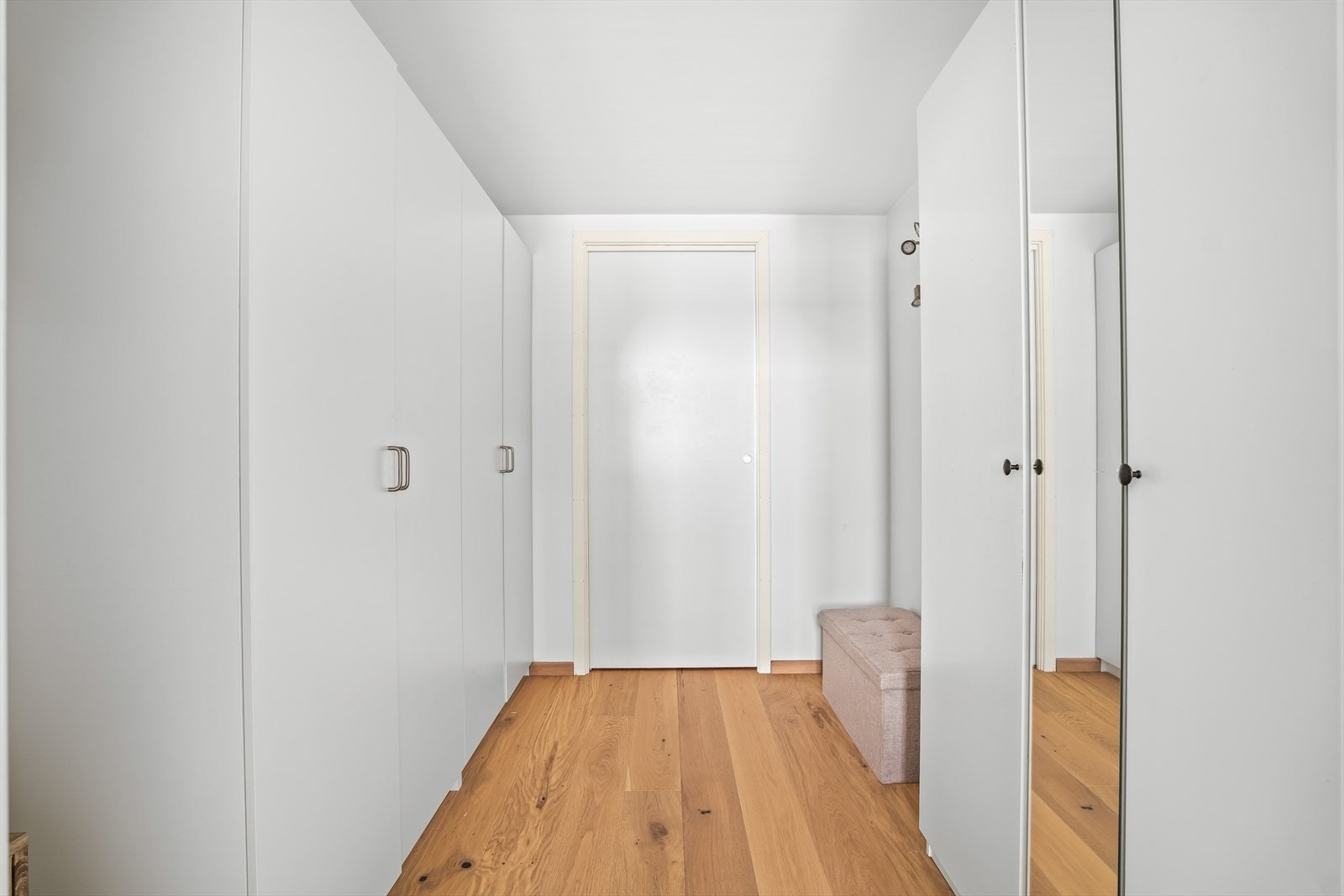 Walk-in garderobe tilknyttet hovedsoverommet og badet. Her har du god plass til oppbevaring. Galleribilde