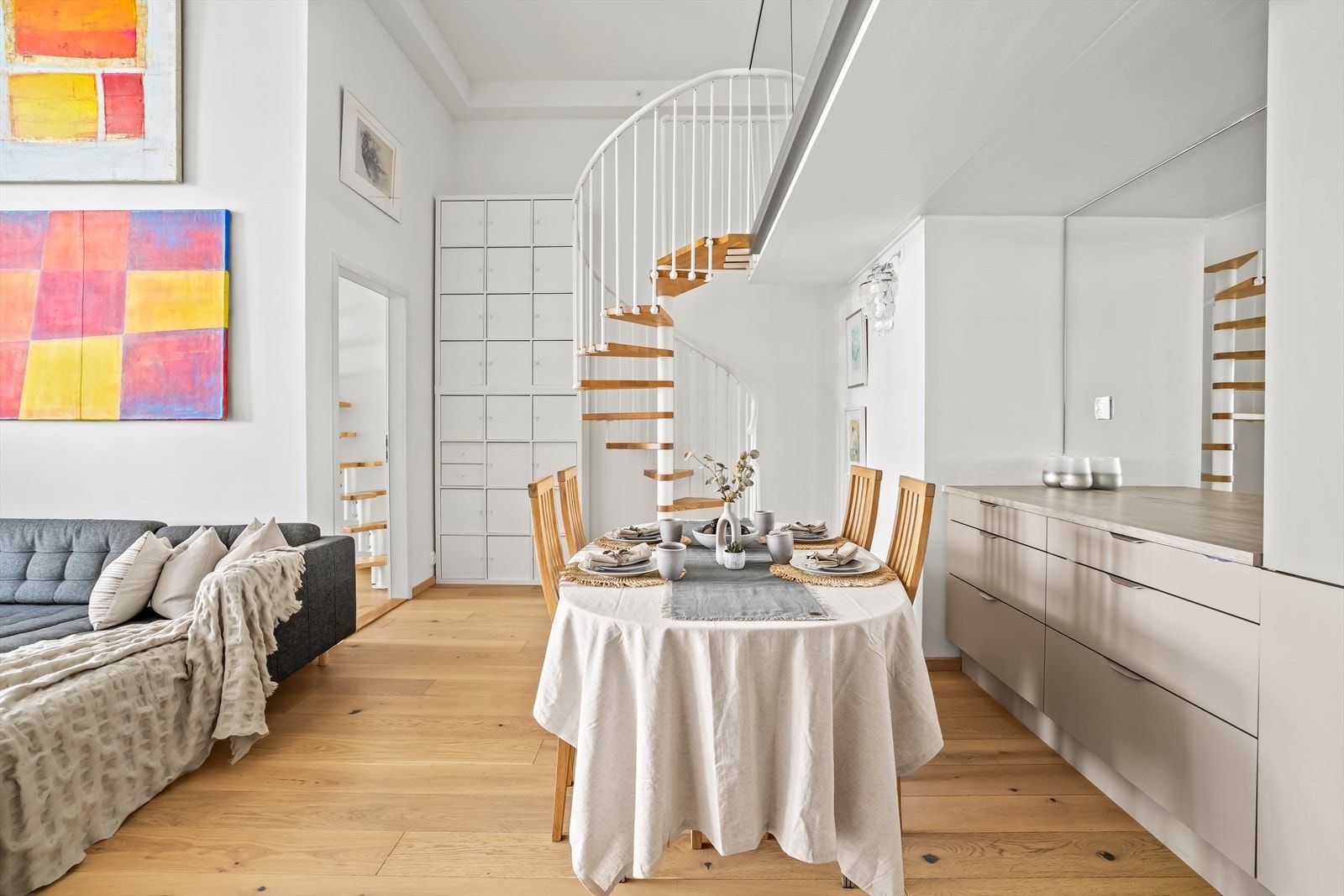 Dette gjør det enkelt å innrede både for hverdagsliv og sosiale sammenkomster. Galleribilde