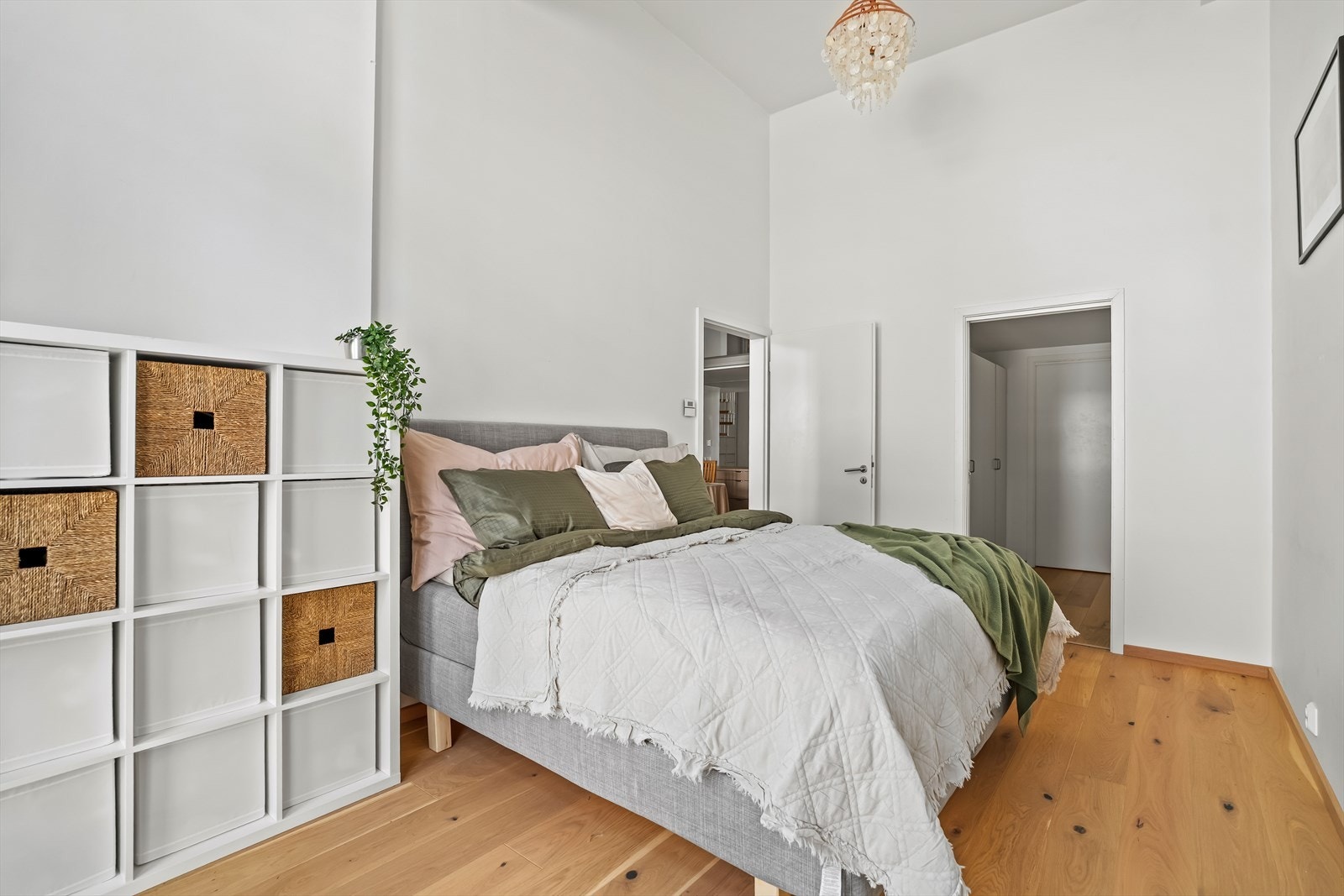 Soverommet har også en flott løsning med direkte adkomst til leilighetens baderom via en praktisk walk-in-garderobe. Dette gir komfortabel planløsning i hverdagen. Galleribilde