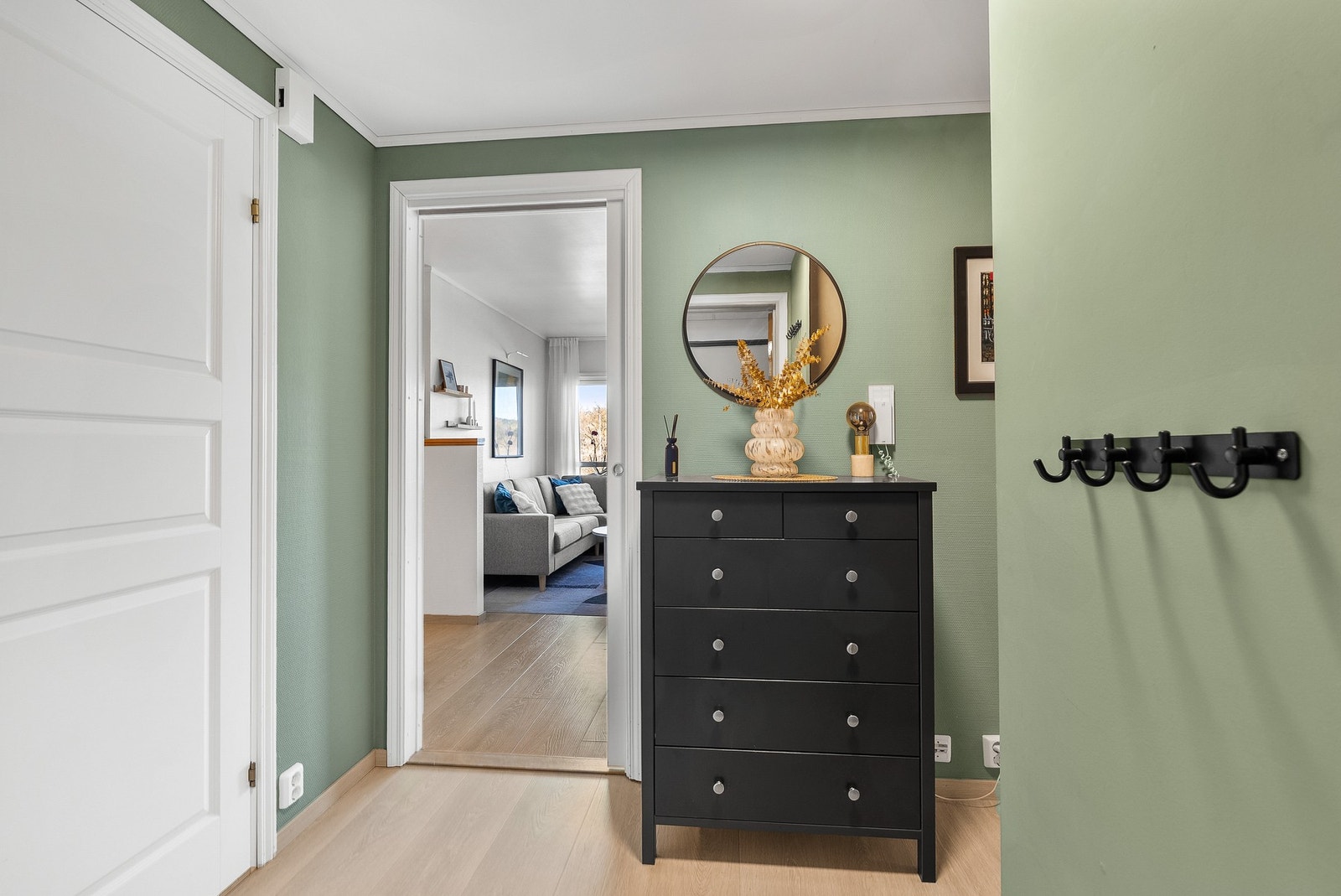Velkommen inn! Entré med plass til å henge fra seg klær langs knaggrekke og i skyvedørsgarderobe Galleribilde