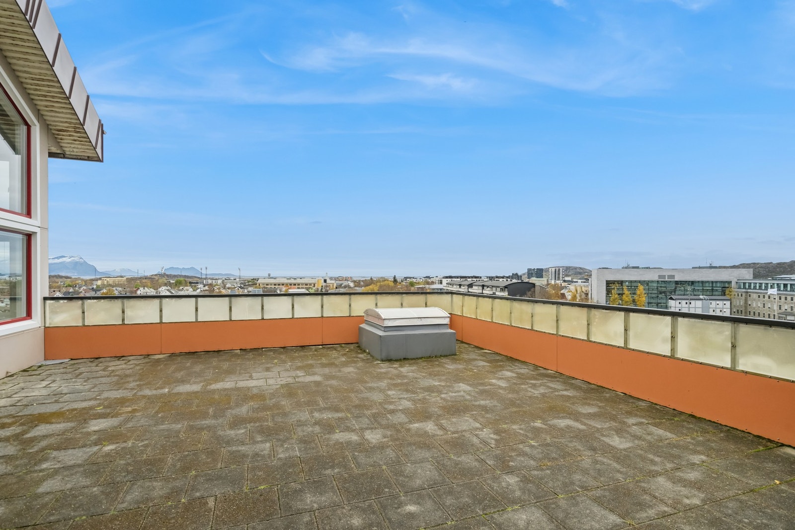 Stor felles takterrasse i 6. etg - Svært gode lys- og solforhold. Galleribilde