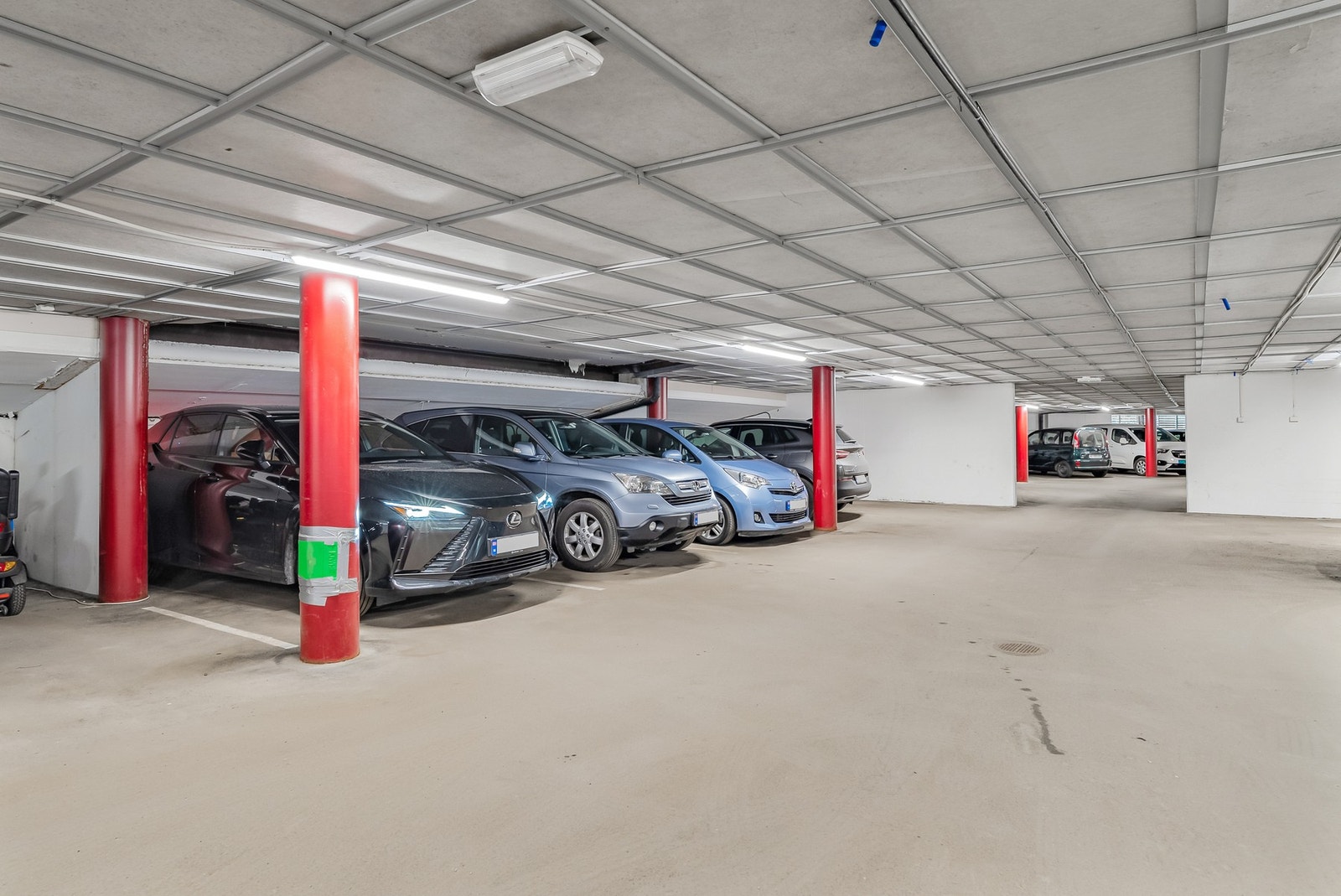 Parkering i garasjekjeller på egen plass - El-billader montert 2024 Galleribilde