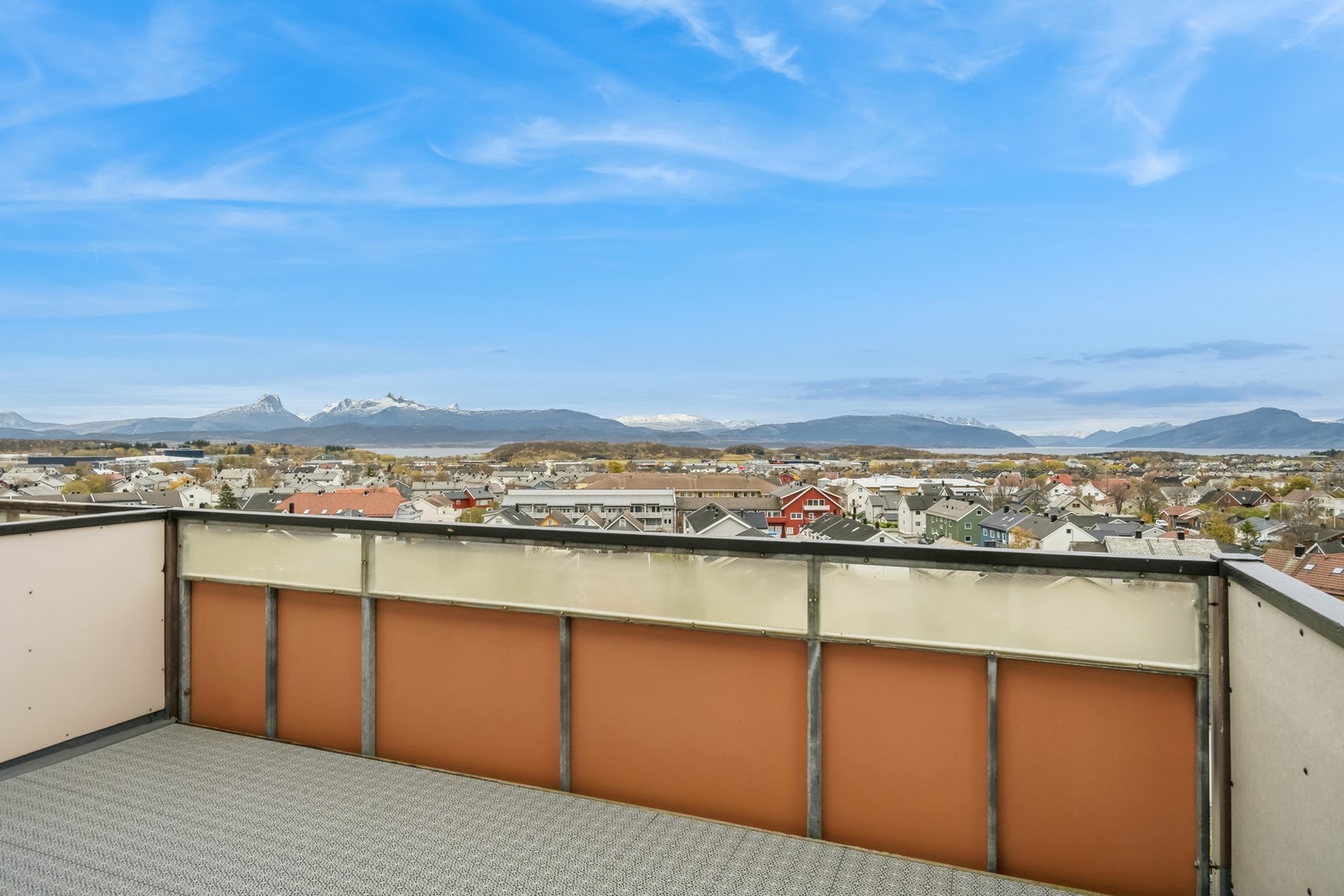 Stor felles takterrasse i 6. etg - Svært gode lys- og solforhold. Galleribilde