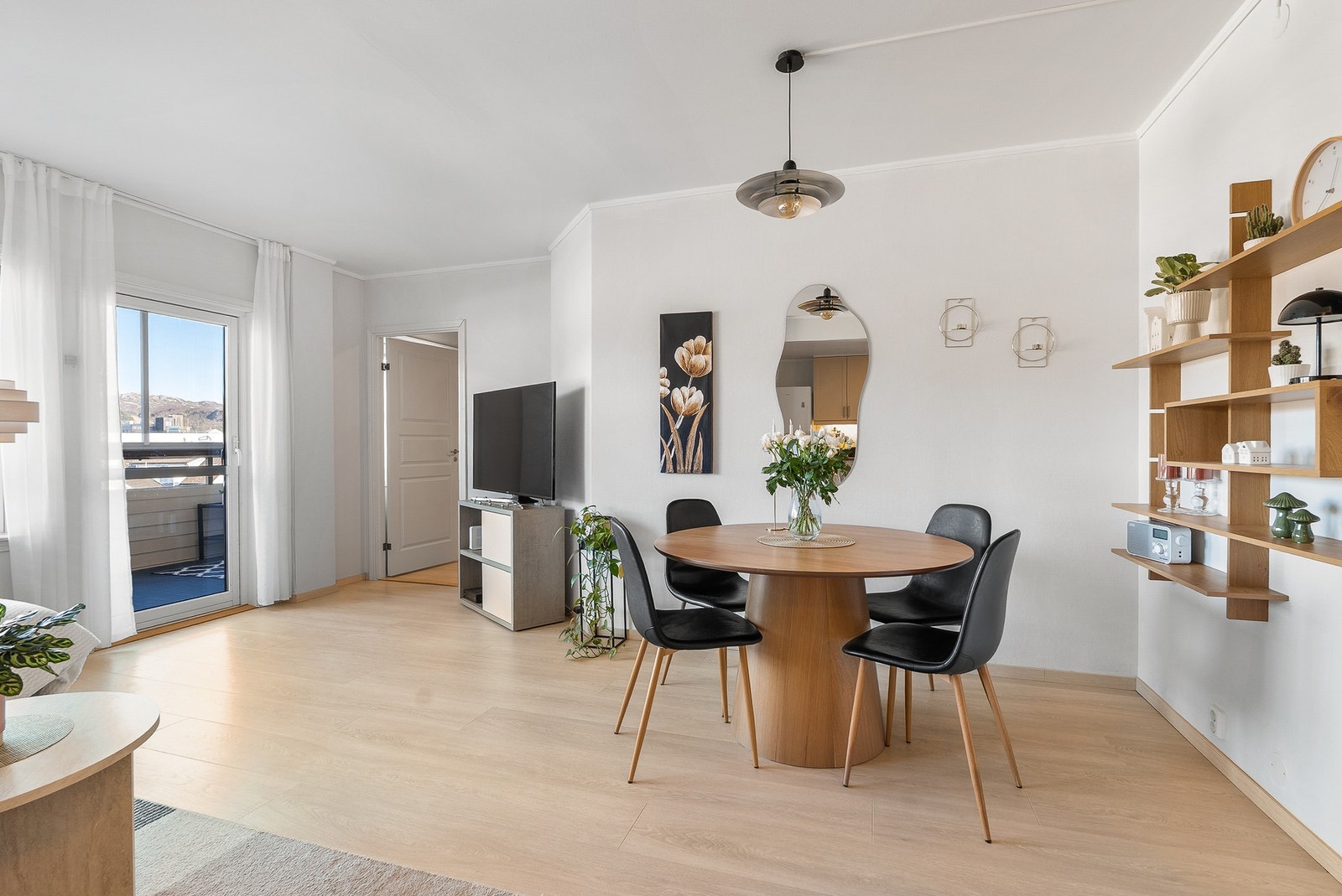 Stuen er malt i behagelige farger og fremstår som tiltalebde Galleribilde