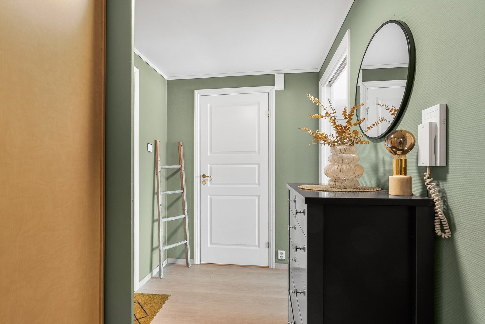 Praktisk skyvedørsgarderobe i entré Galleribilde