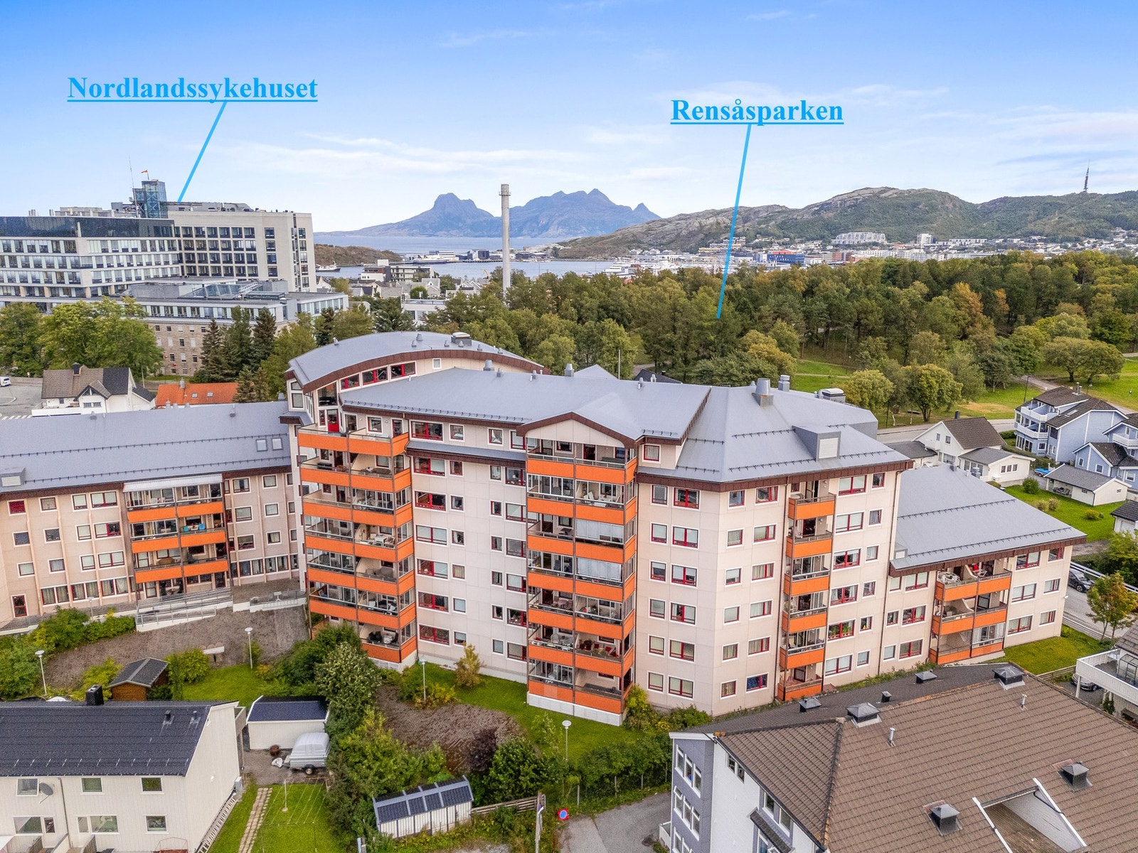 Bygget ligger sentralt til, men samtidig tilbaketrukket fra den travelste bykjerna - Sykehuset og Rensåsparken like ved Galleribilde