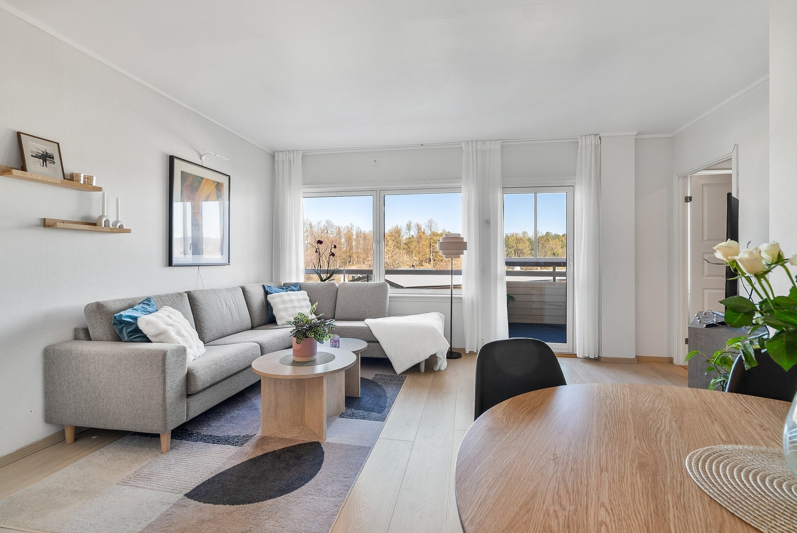 Stuen er malt ilyse og behagelige farger og har laminat på gulvet. Galleribilde