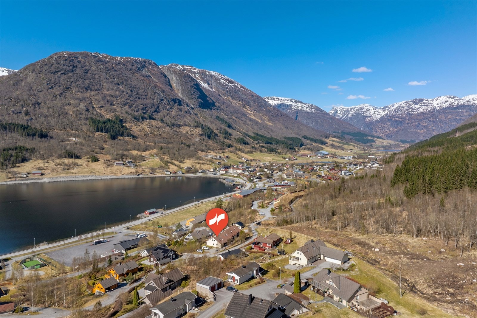 Bustaden ligg flott til på Skei, med nærleik til servicetilbod og mykje flott natur! Galleribilde