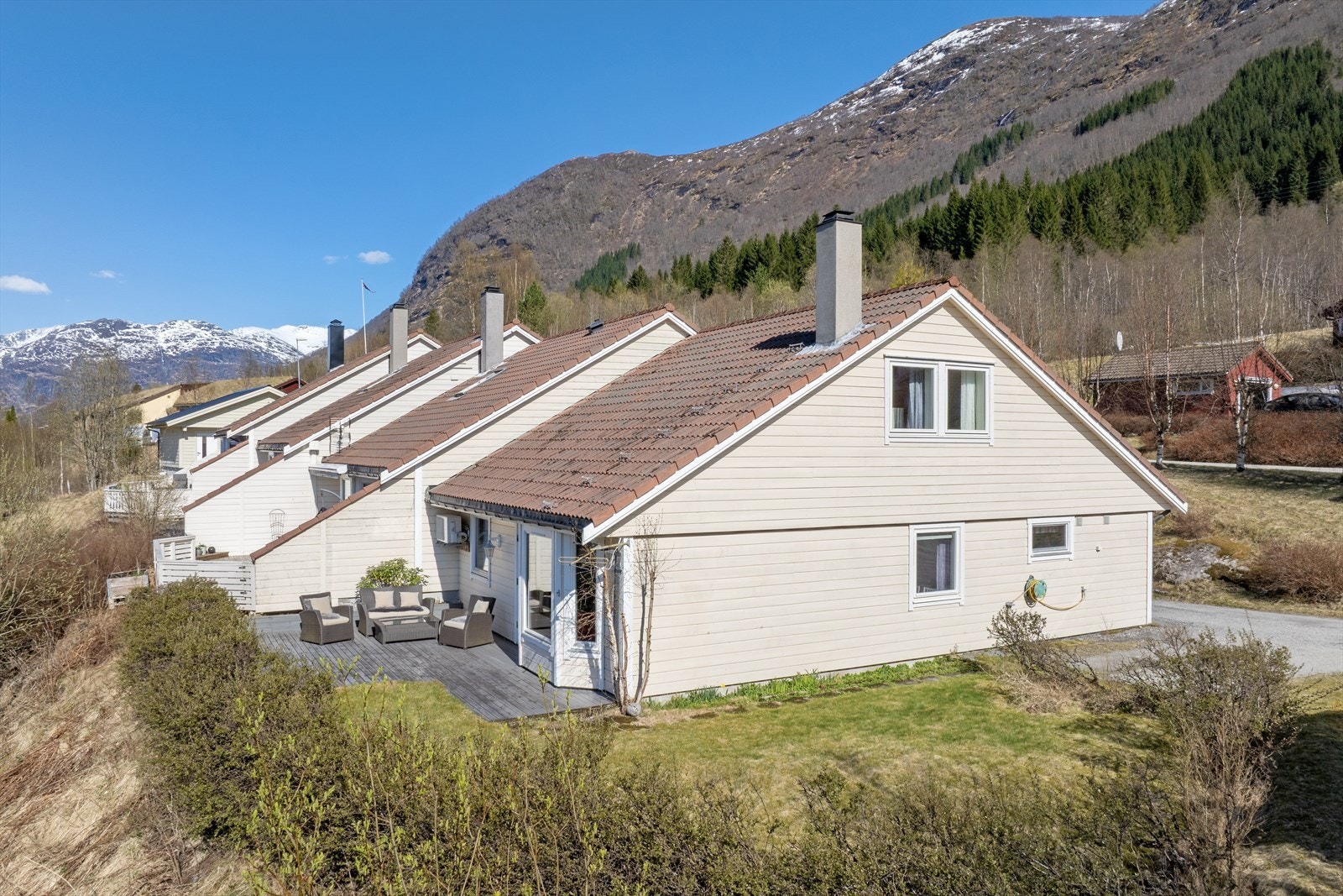 Her får du eit rekkehus som strekker seg over 2 etasjar, med 3 soverom, utvendig bod og terrasse. Galleribilde