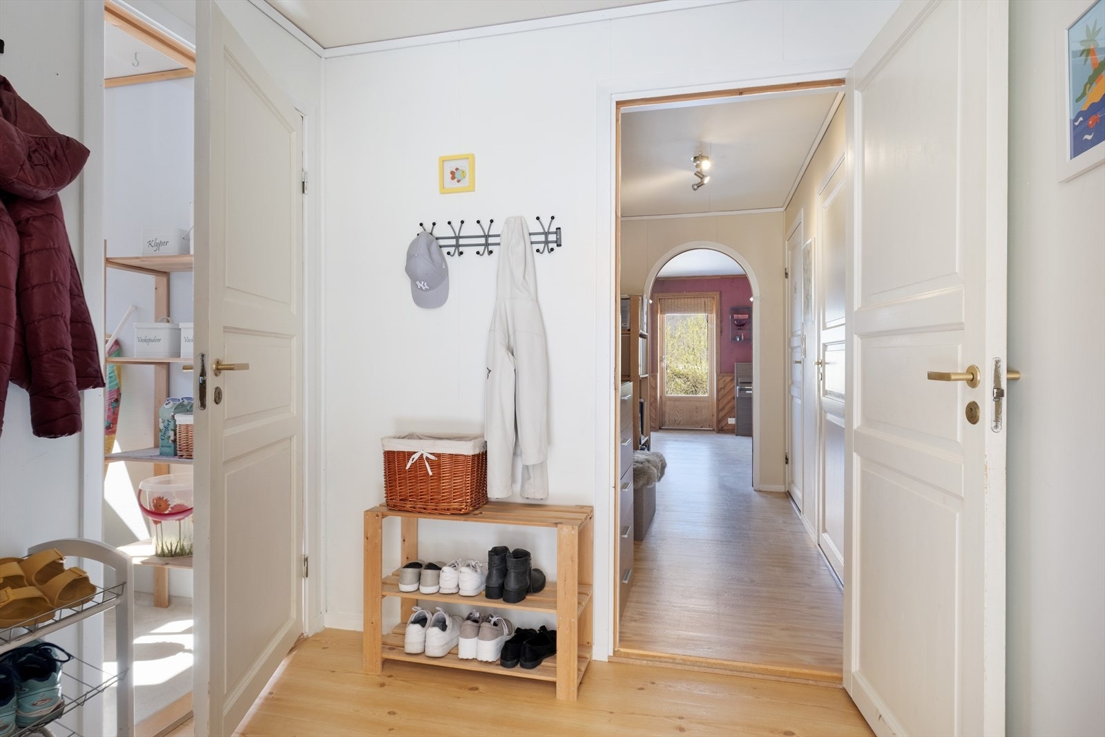 Velkommen inn! Her har du god plass til å henge frå seg ytterklede og setje frå deg sko. Galleribilde