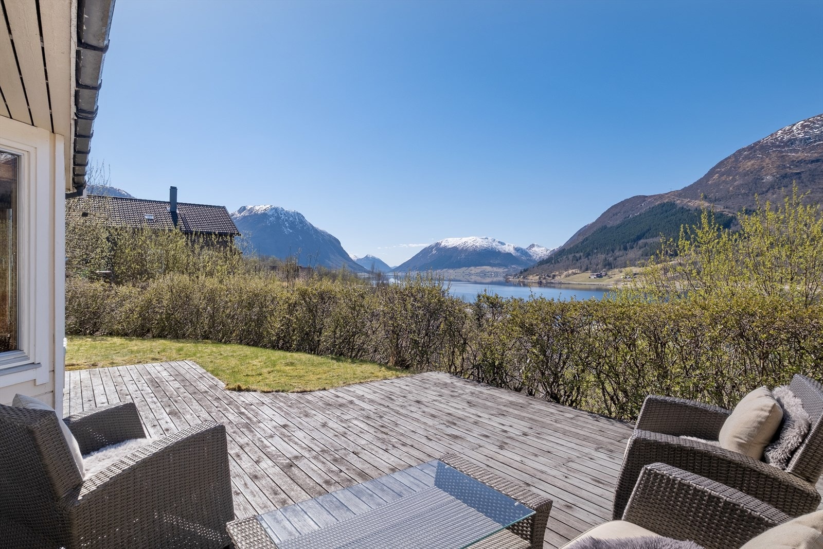 Her kan ein nyte sol og flott utsikt over Jølstravatnet og fjella som omkransar eigedomen. Galleribilde