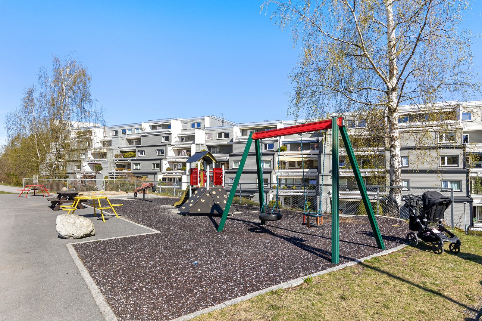 Fellesarealet er stort og opparbeidet med lekeplass, sitteplasser, grøntarealer og stier. Galleribilde