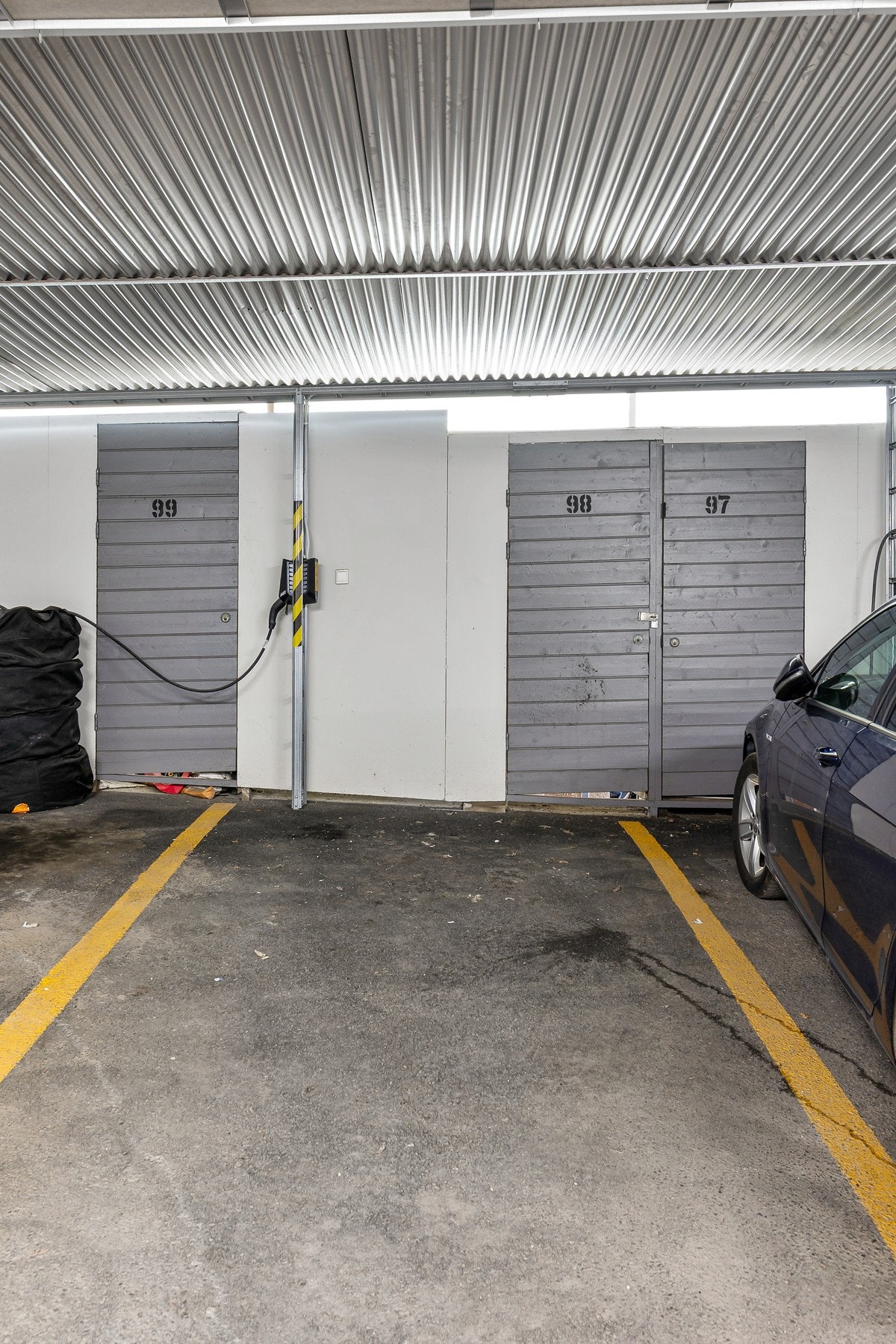 Leiligheten disponerer en parkeringsplass med mulighet for lader og tilhørende bod. Galleribilde